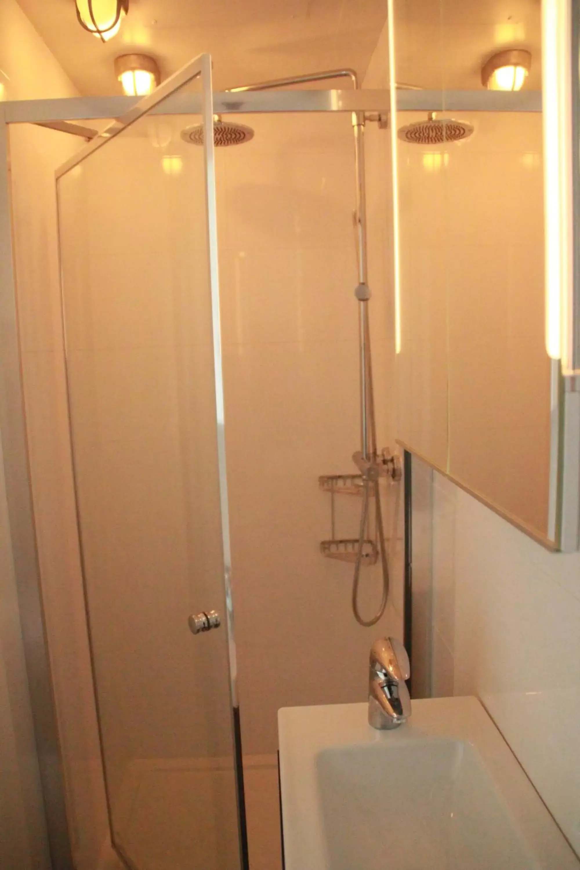 Shower, Bathroom in Houseboat Studio Sooki