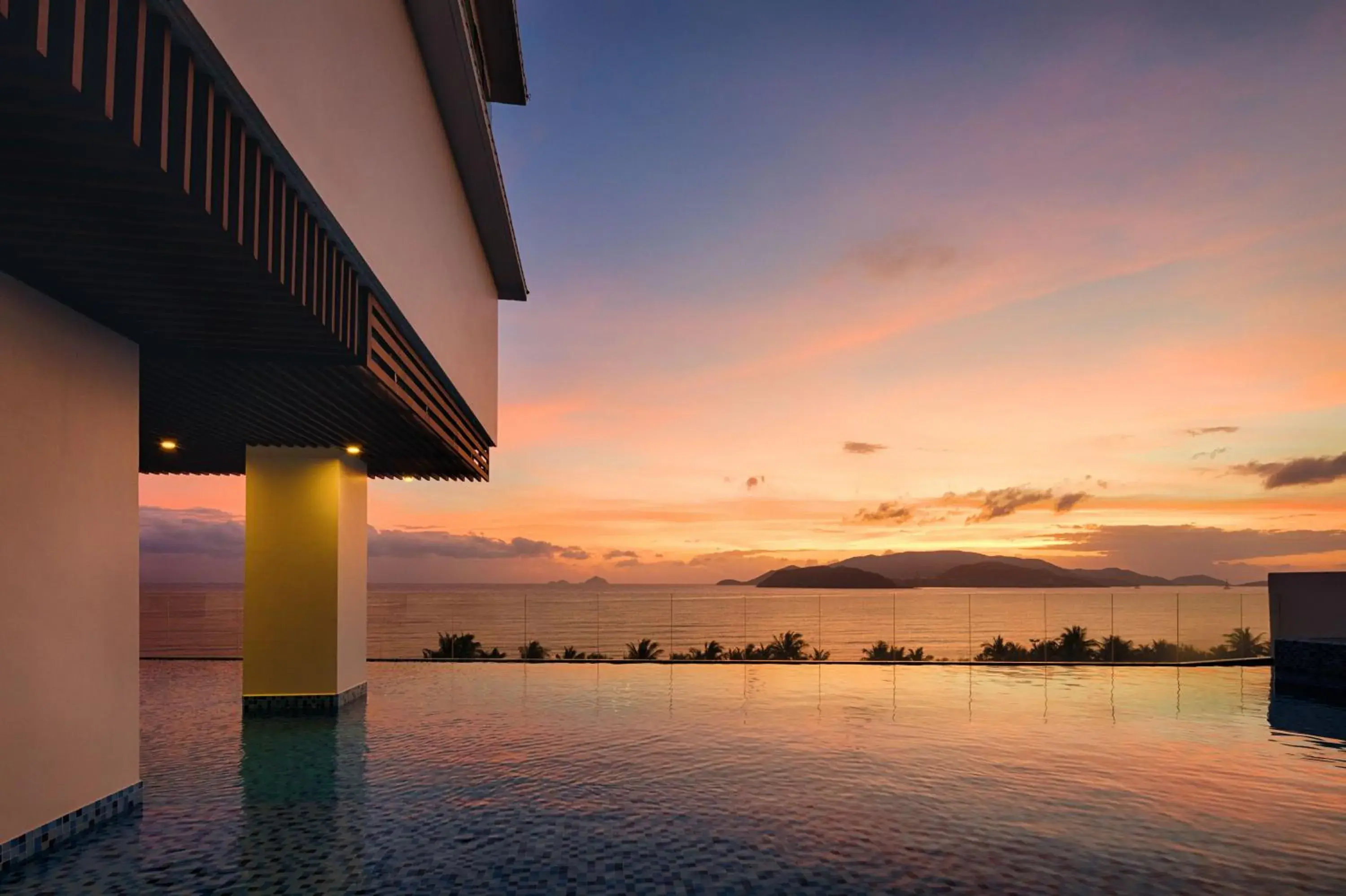 Swimming pool, Sunrise/Sunset in Vinpearl Beachfront Nha Trang