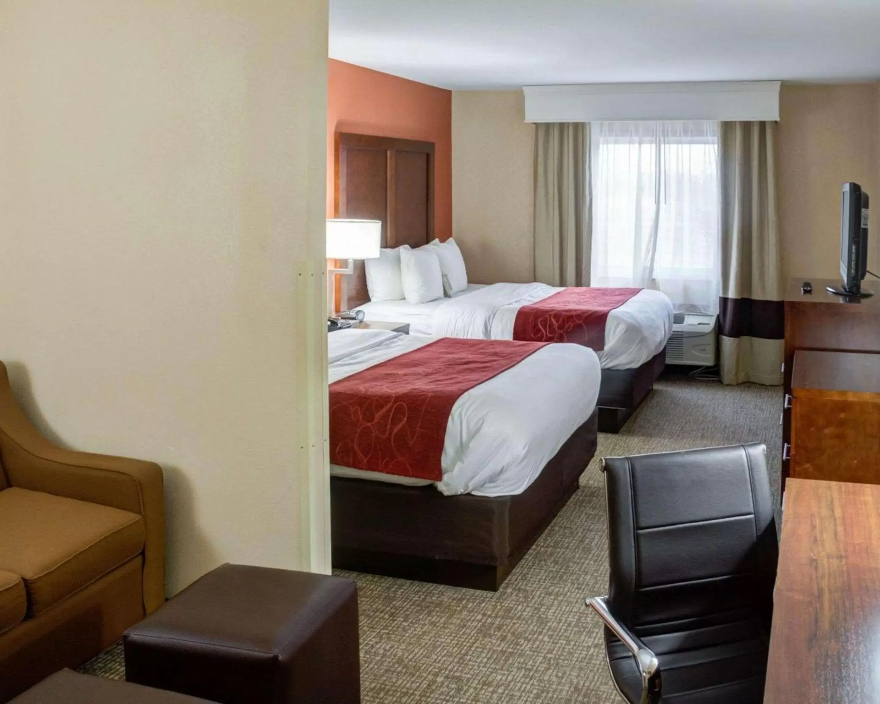 Photo of the whole room, Bed in Comfort Suites Omaha