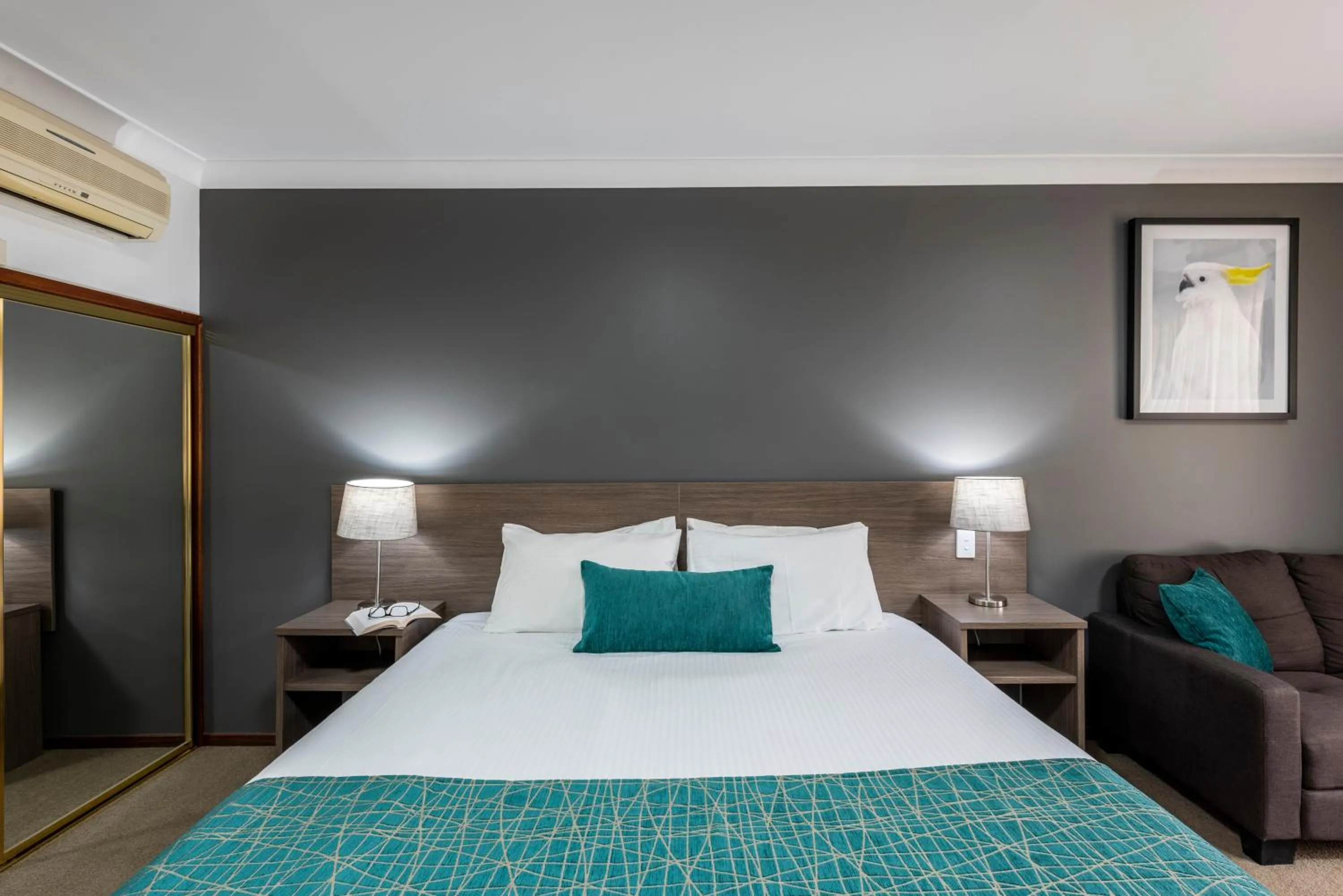 Bed in Best Western Plus Ambassador Orange