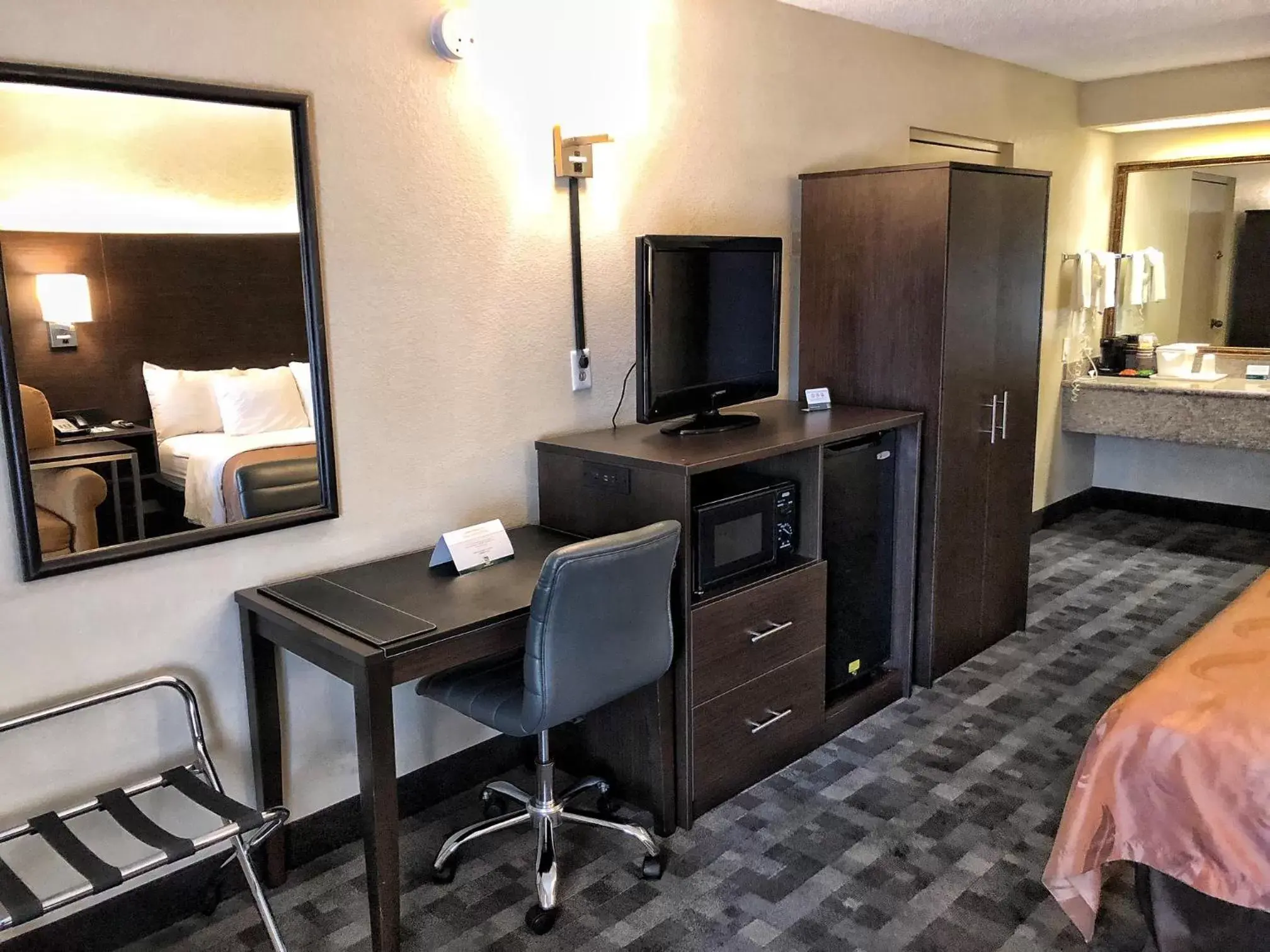 Standard Room, 1 Queen Bed, Accessible Tub, Non Smoking in Quality Inn Riverside near UCR and Downtown Standard Room, 1 Queen Bed, Accessible Tub, Non Smoking in Quality Inn Riverside near UCR and Downtown
