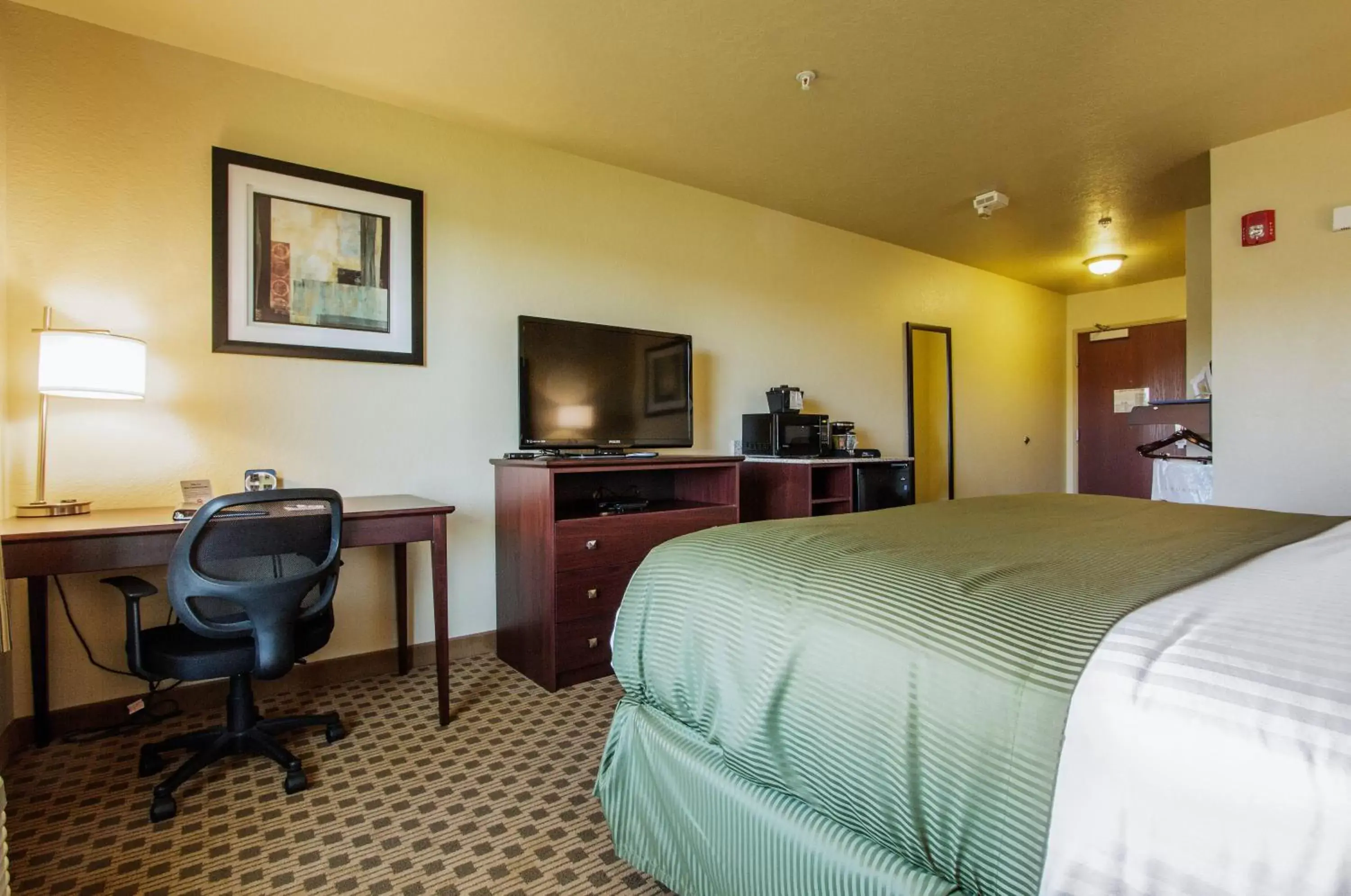 Bed in Cobblestone Inn & Suites - Corry