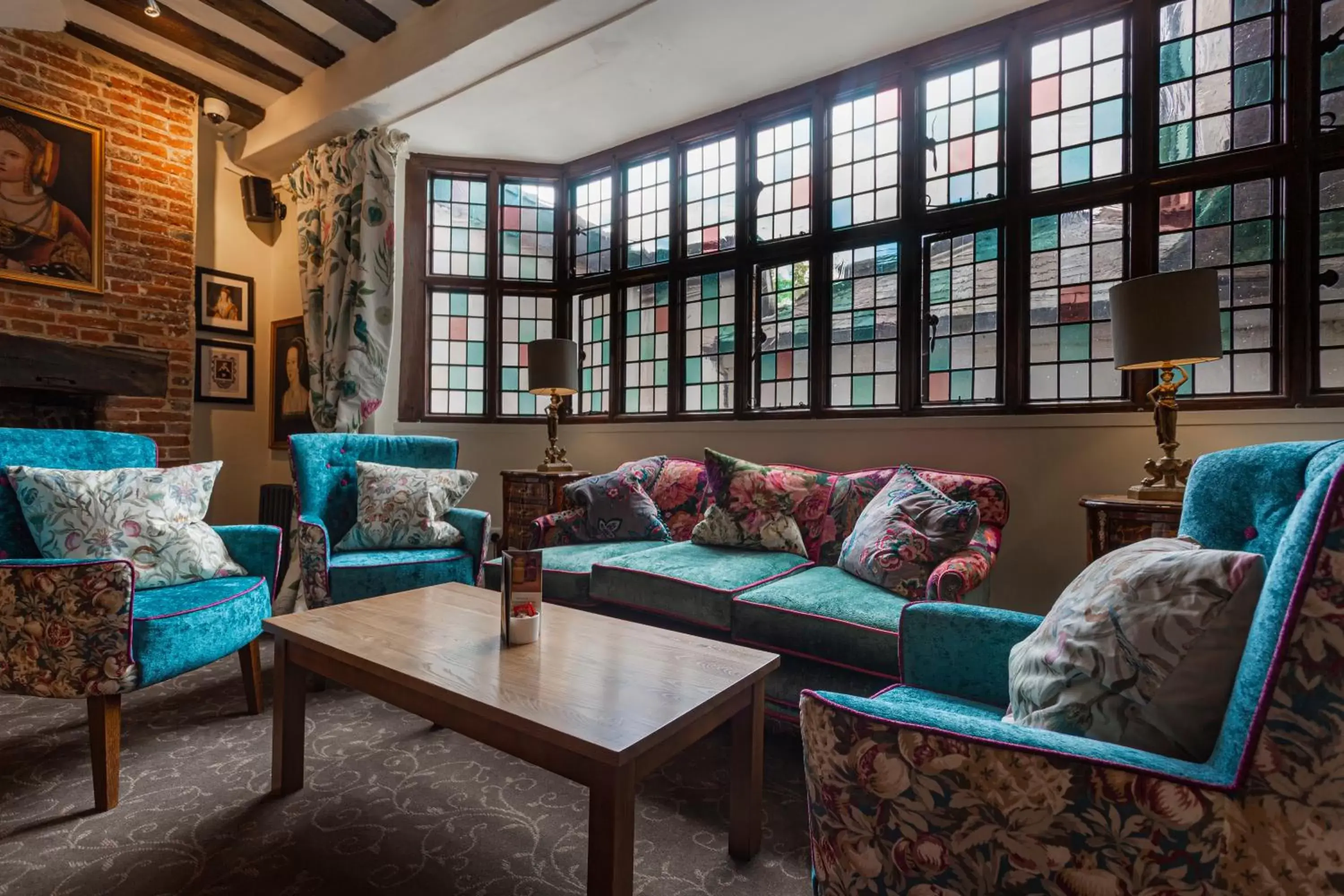 Lounge or bar, Seating Area in The White Horse Hotel, Romsey, Hampshire