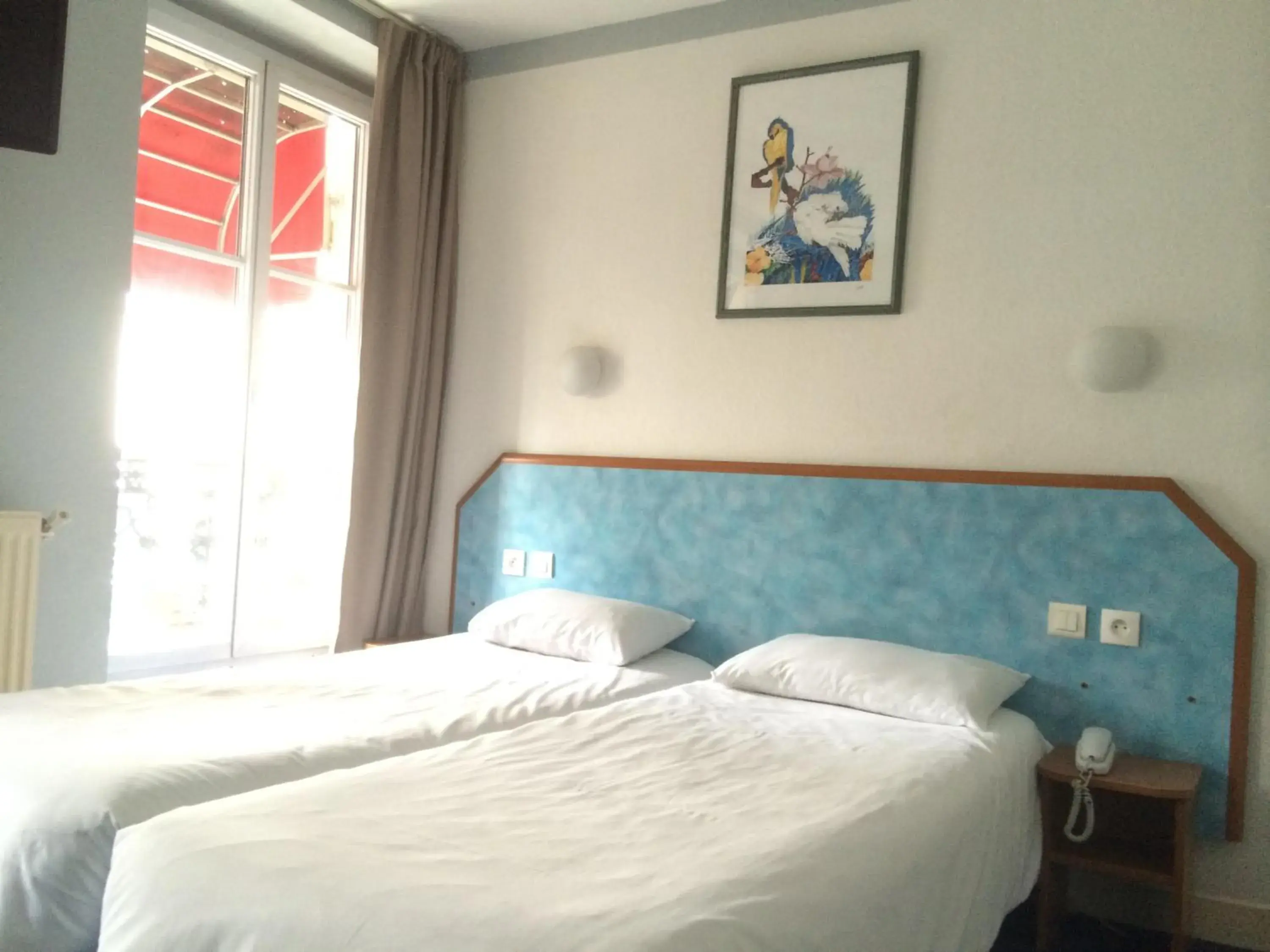 Bed in Hotel Royal Mansart