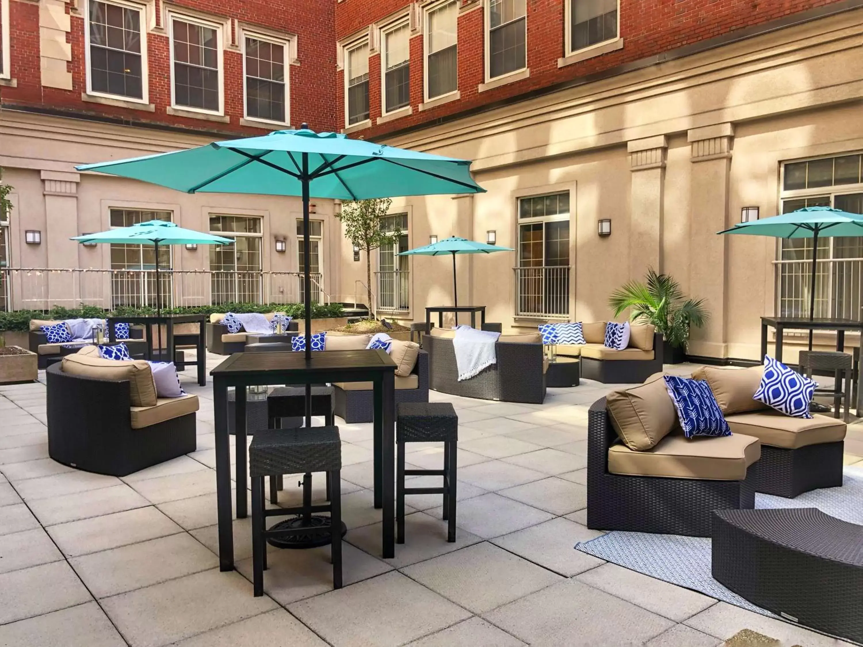 Patio, Restaurant/Places to Eat in DoubleTree by Hilton Hotel Boston - Downtown