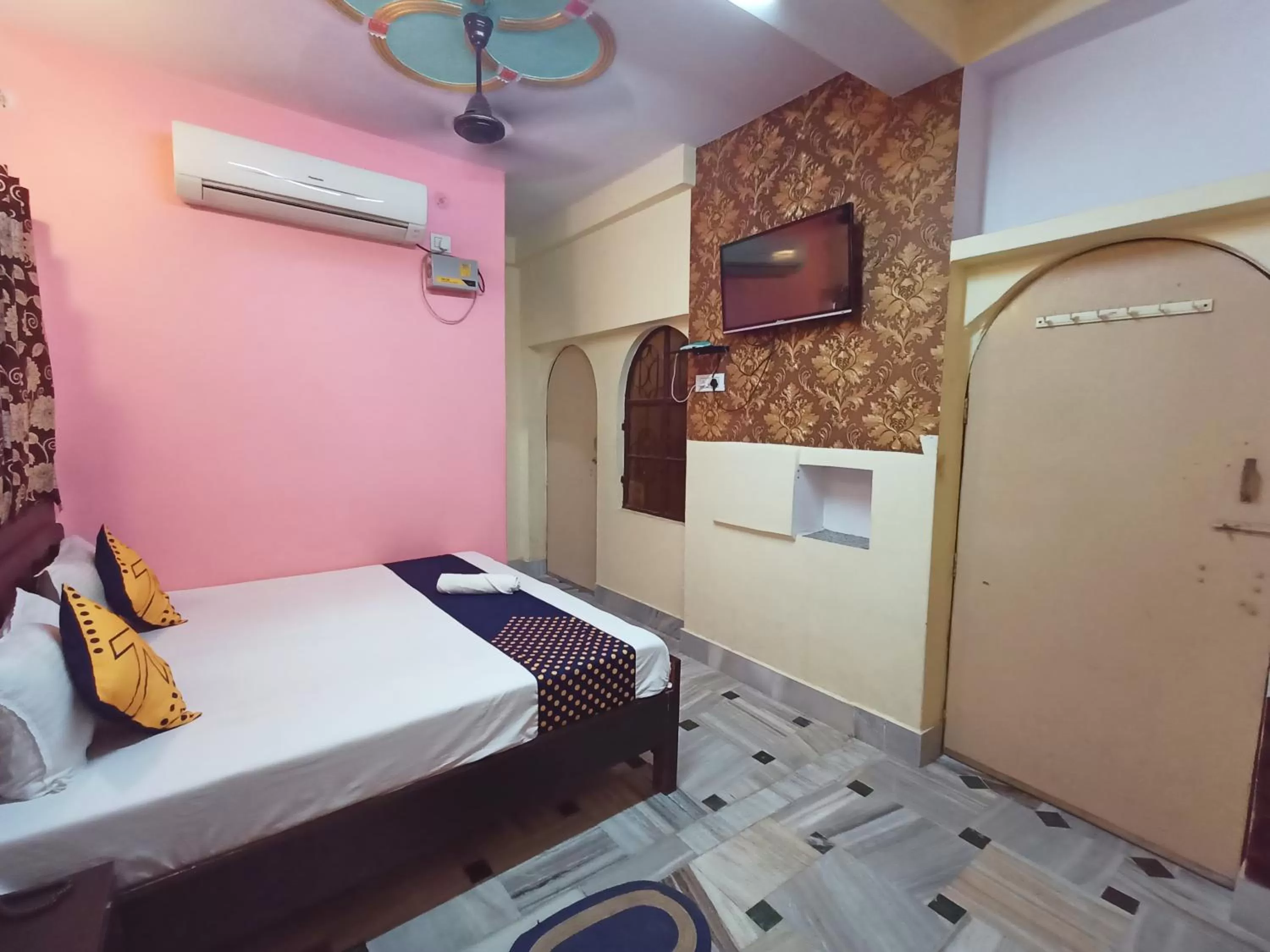 Bed in Hotel Aakash Ganga