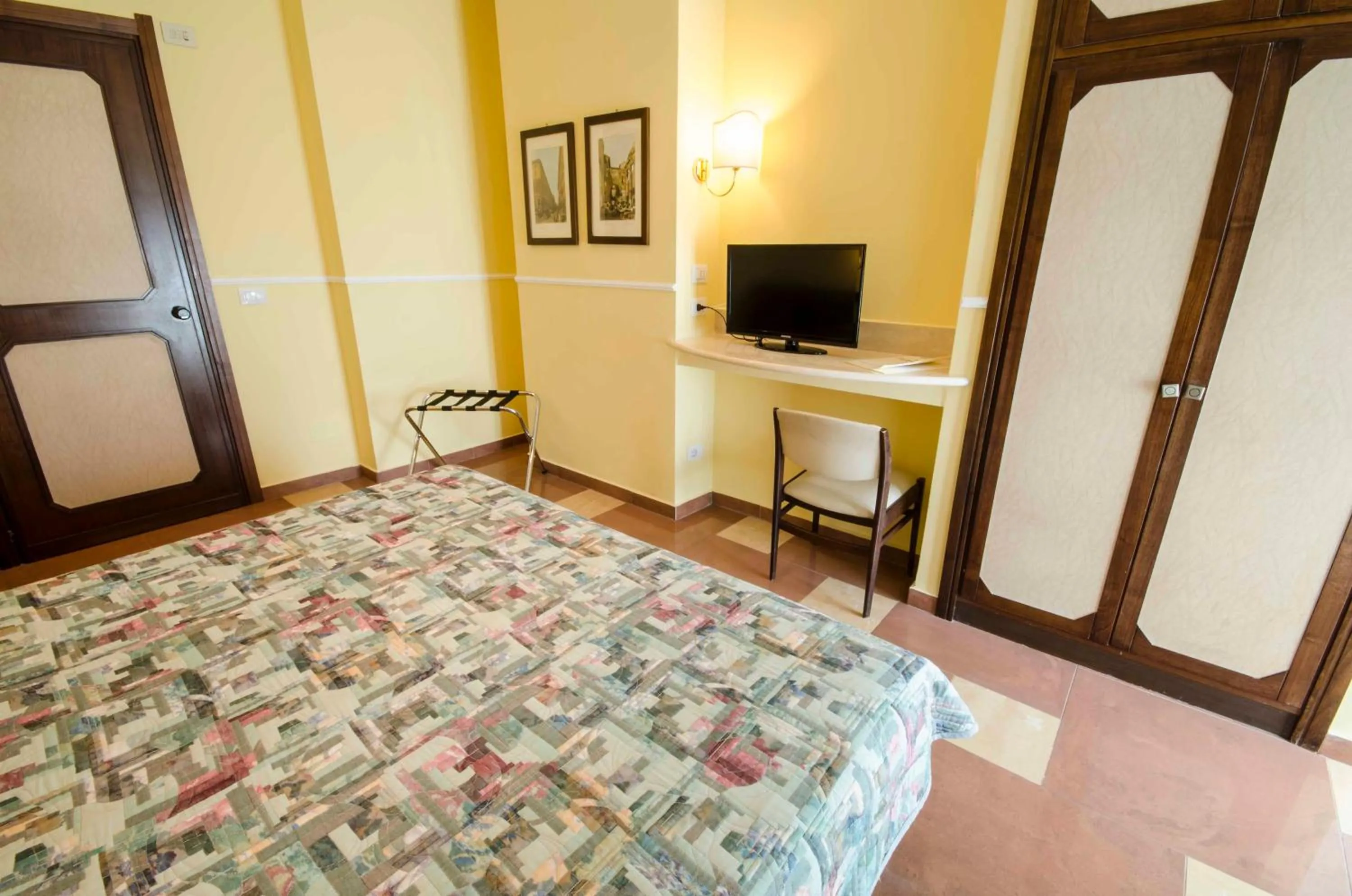 Photo of the whole room, Bed in Hotel Tarconte