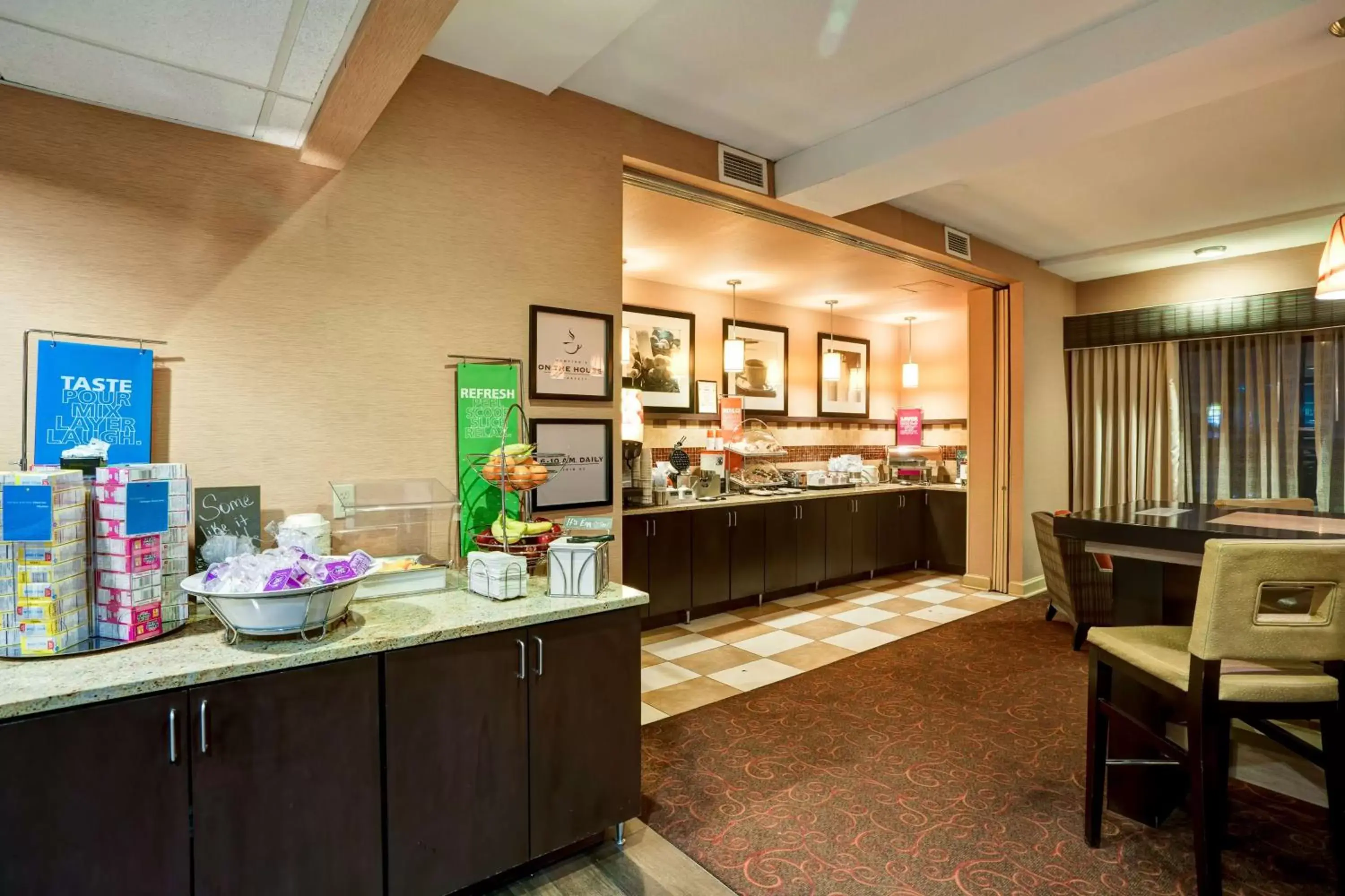 Breakfast, Restaurant/Places to Eat in Hampton Inn Fairmont