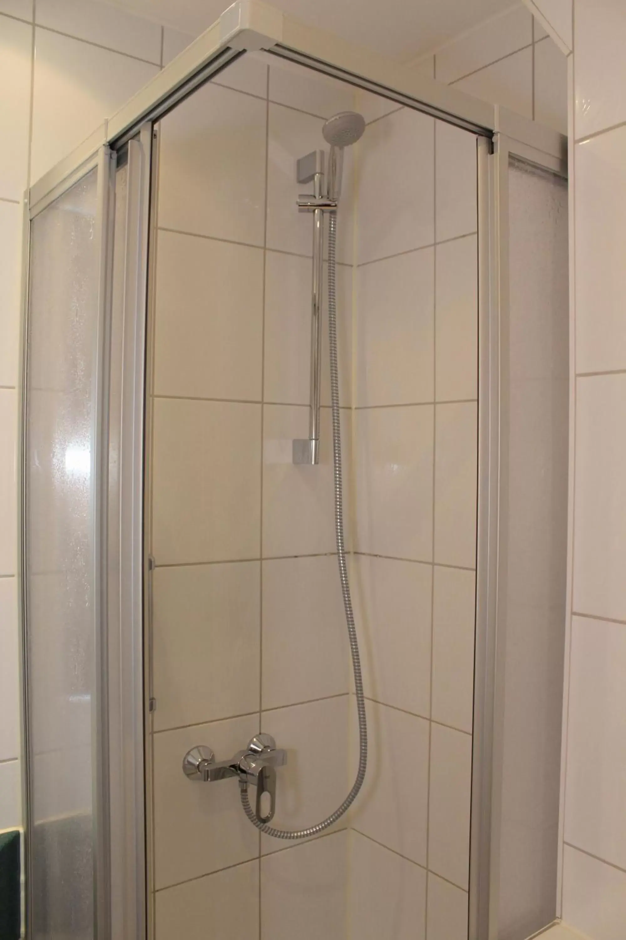 Shower, Bathroom in Hotel S16