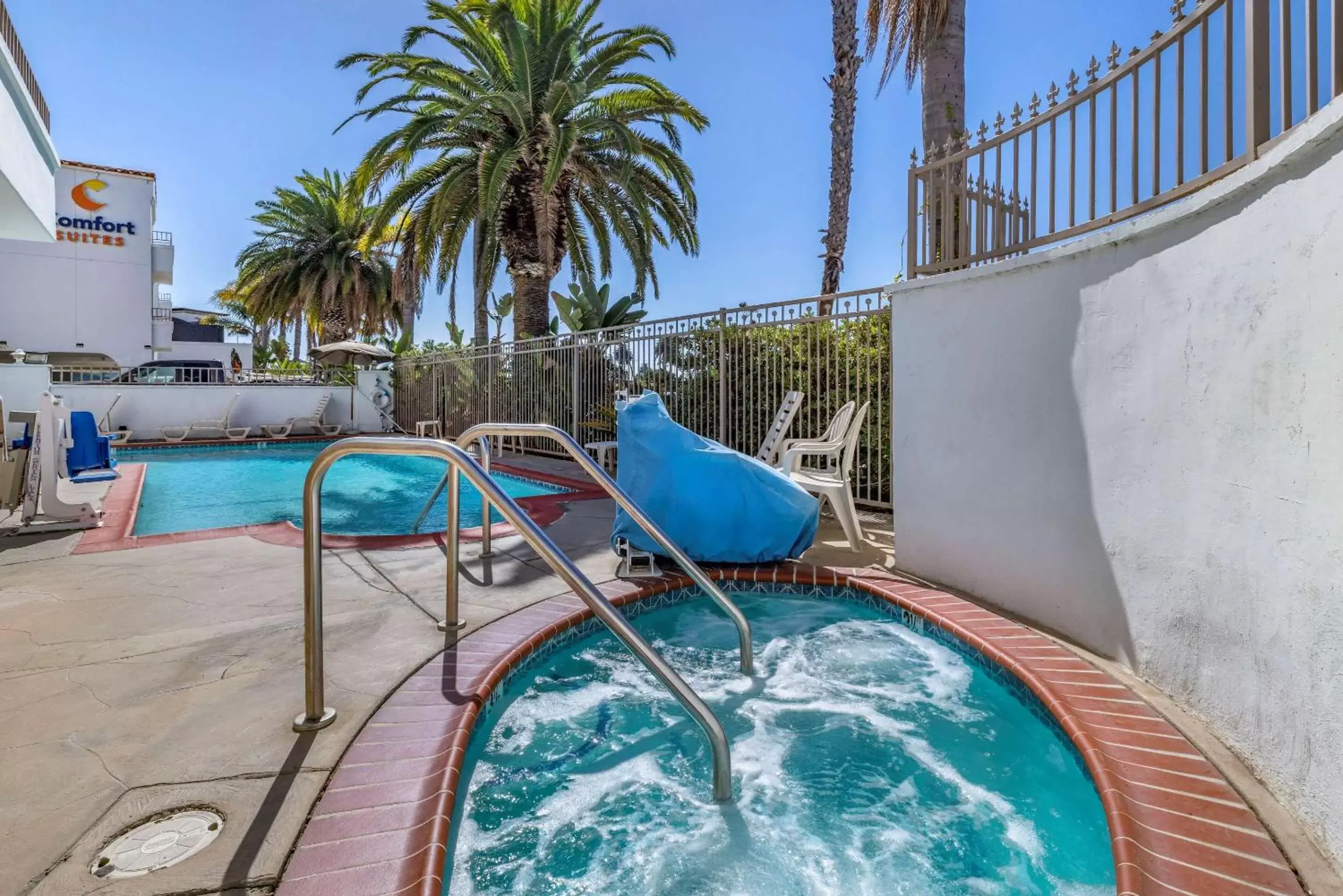 Activities, Swimming Pool in Comfort Suites San Clemente Beach