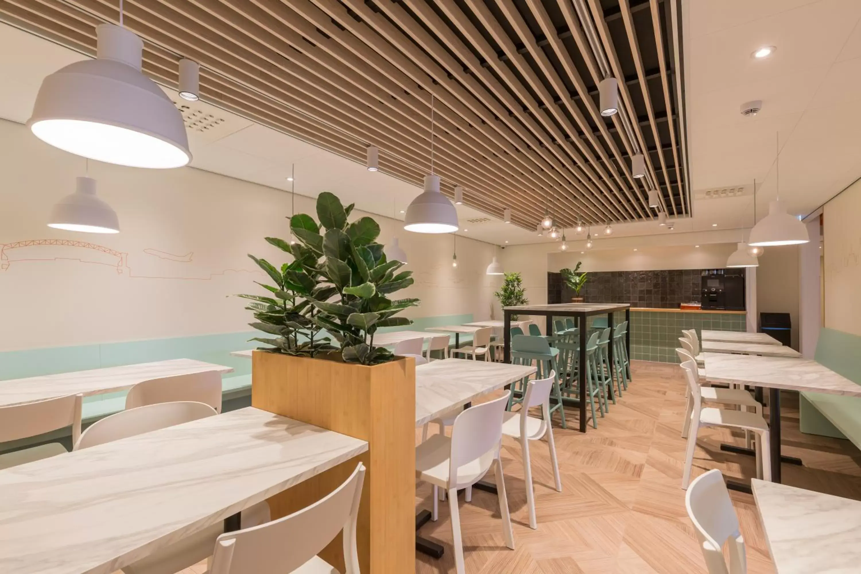 Food and drinks, Restaurant/Places to Eat in Maxhotel Amsterdam Airport Schiphol