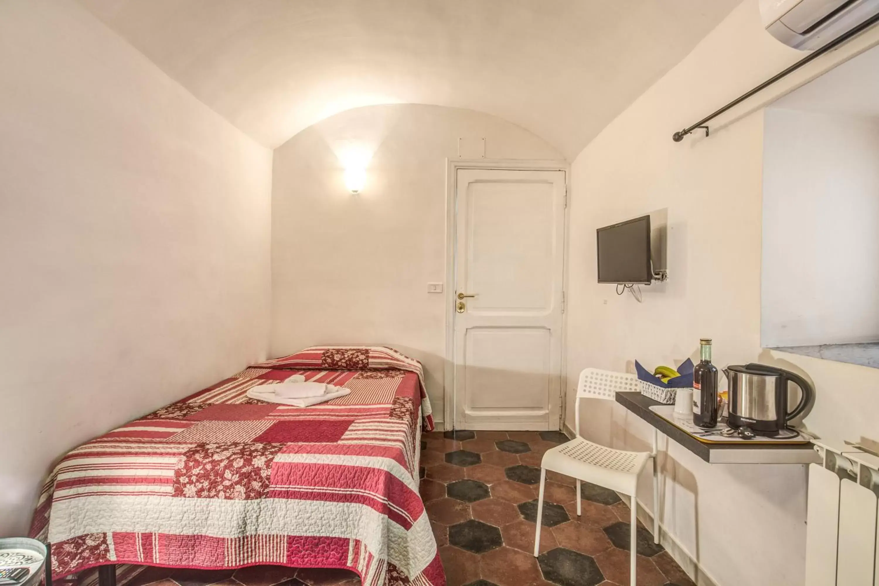 Bed, Kitchen/Kitchenette in Relais La Torretta