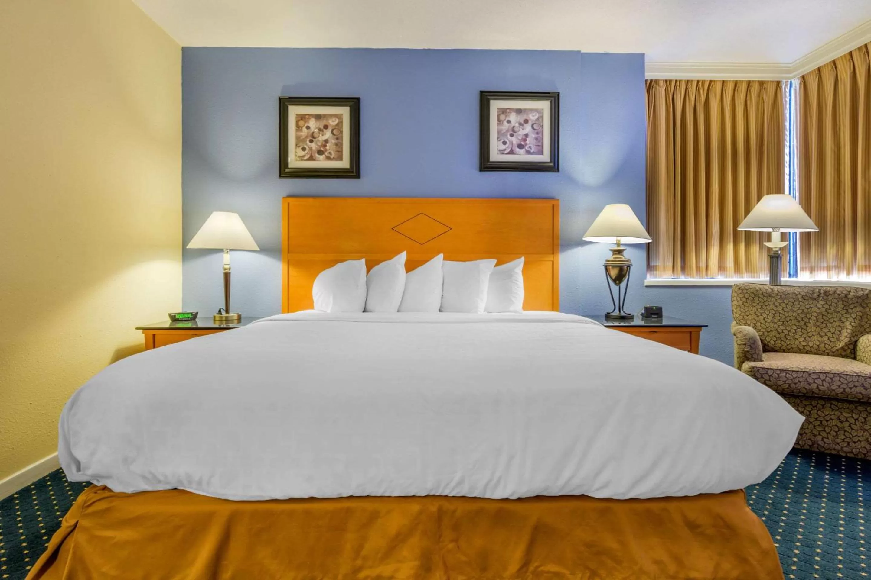 Photo of the whole room, Bed in Inn at Lebanon - Hershey & Manheim area