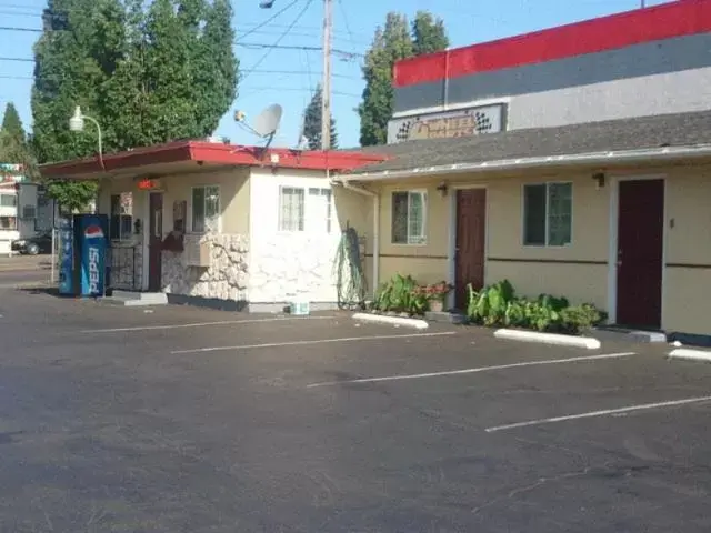 Facade/entrance, Property Building in Aaron Motel