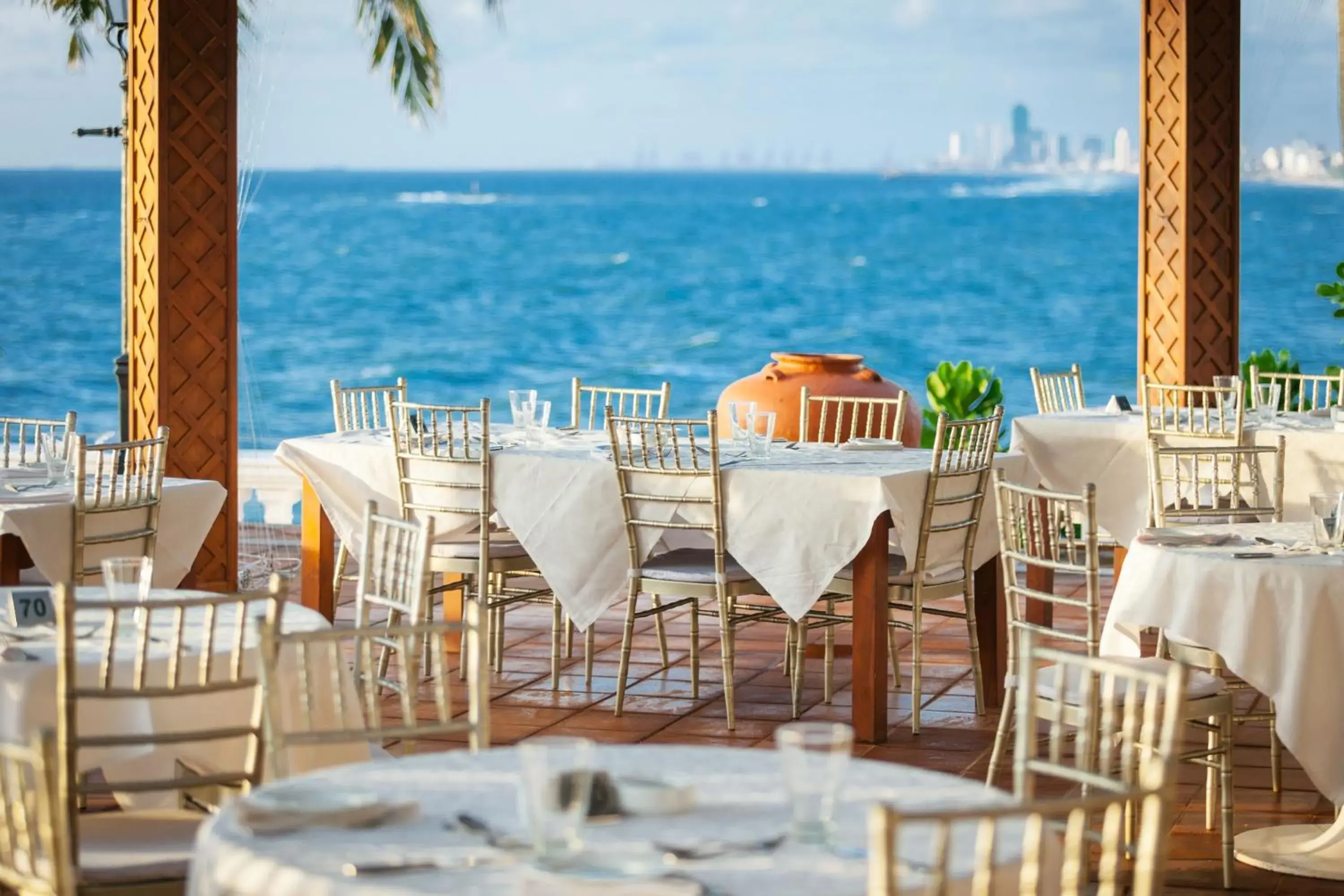 Restaurant/Places to Eat in Mount Lavinia Beach Hotel