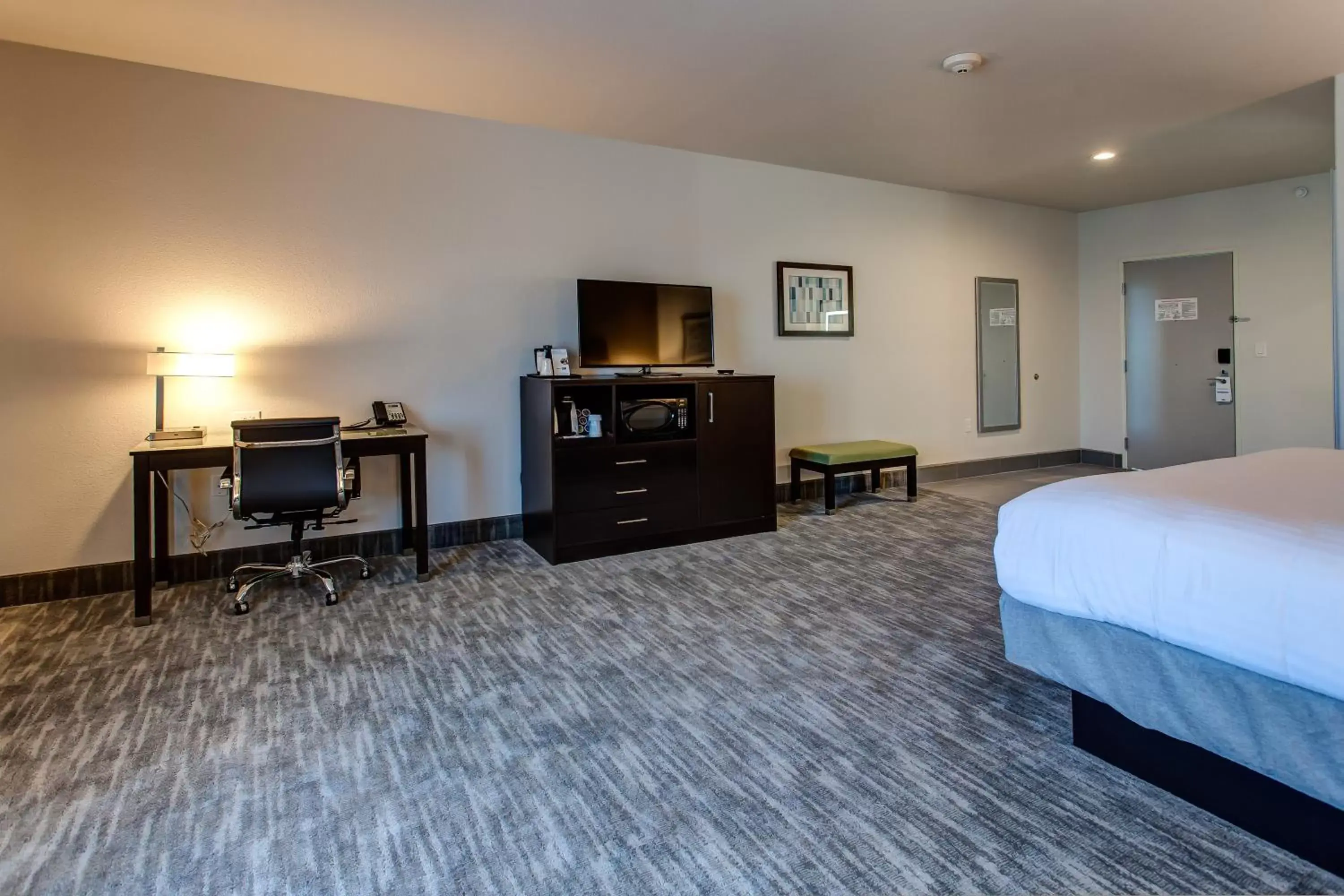 Photo of the whole room, TV/Entertainment Center in Holiday Inn Express & Suites Gatesville - N. Ft Hood, an IHG Hotel