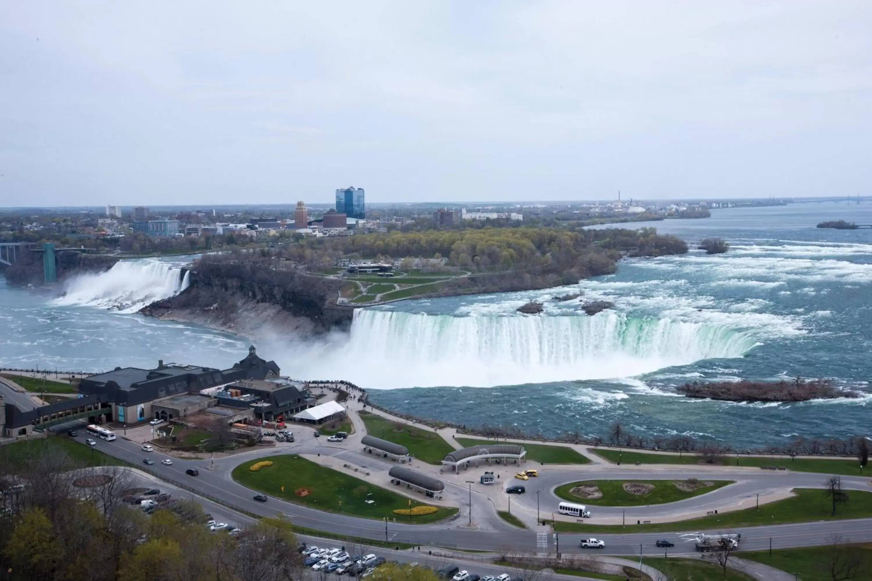 Photo of the whole room, Bird's-eye View in Niagara Falls Marriott on the Falls