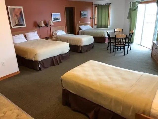 Bed in Longliner Lodge and Suites