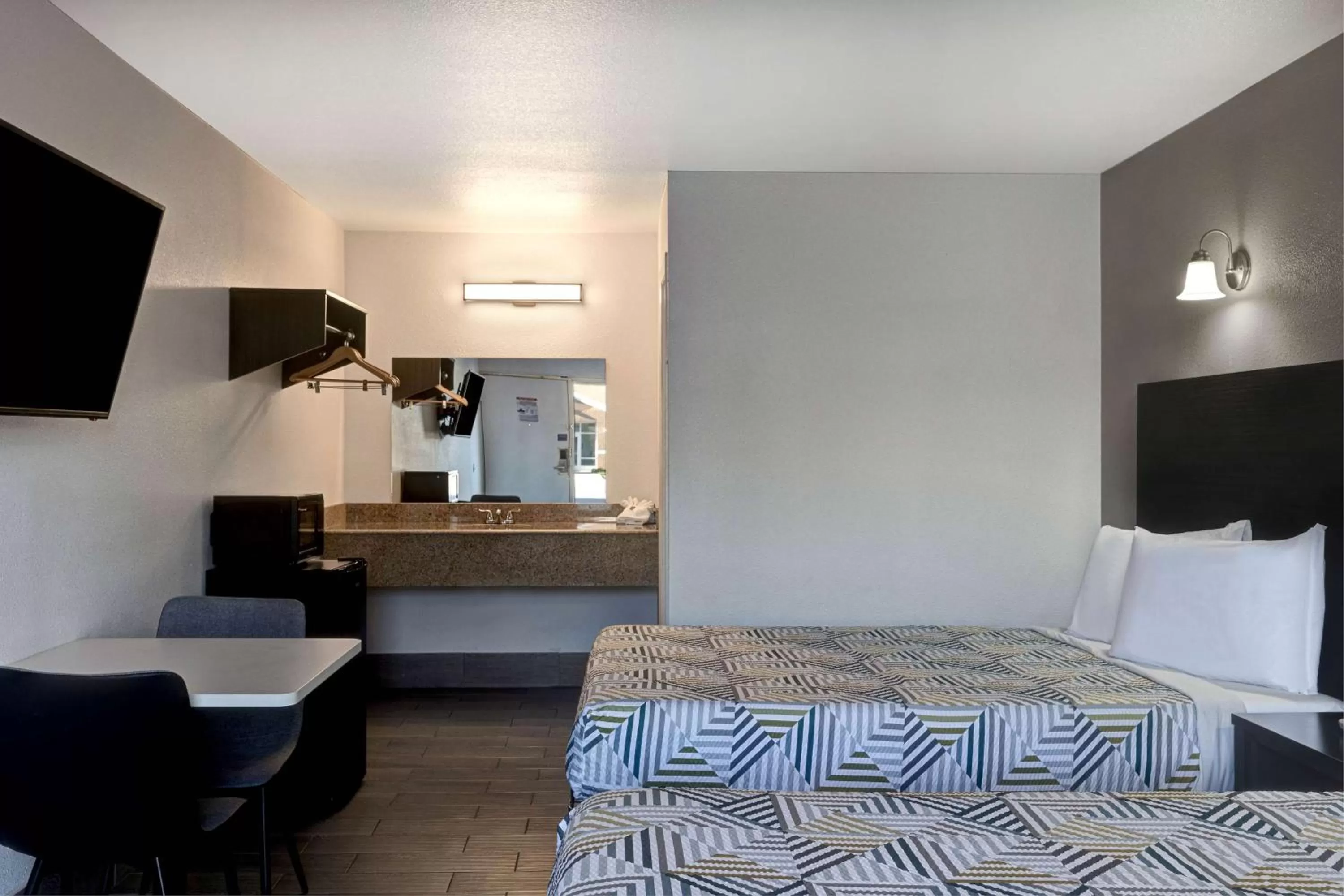 Bedroom, Bed in Crestview Inn