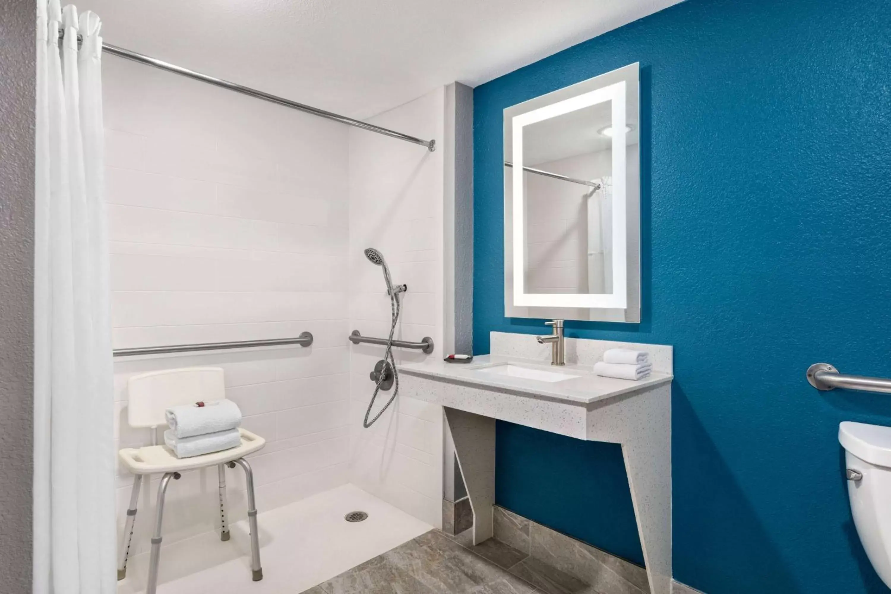Shower, Bathroom in La Quinta Inn by Wyndham Temple