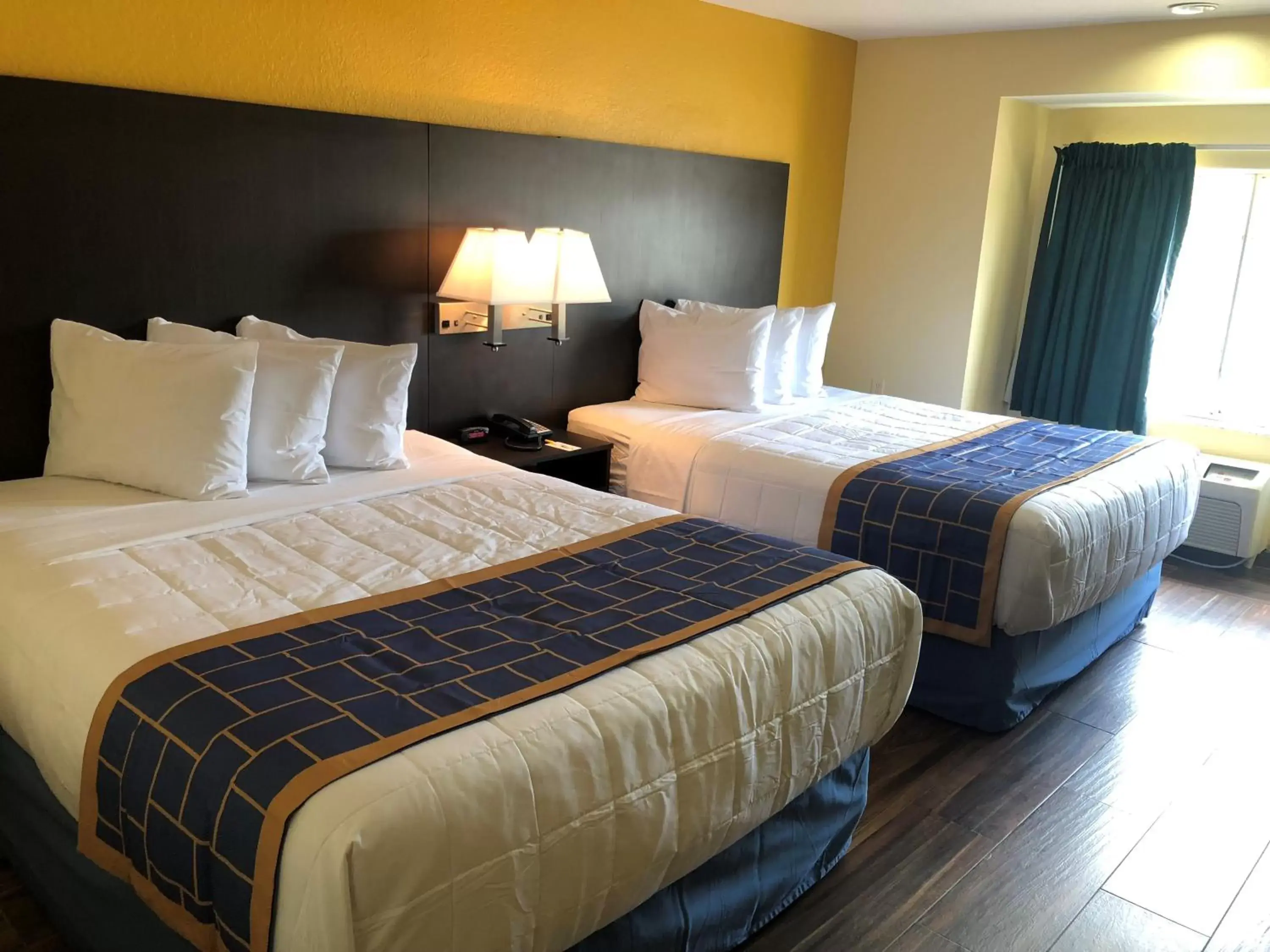 Bedroom, Bed in Days Inn & Suites by Wyndham Tampa/Raymond James Stadium