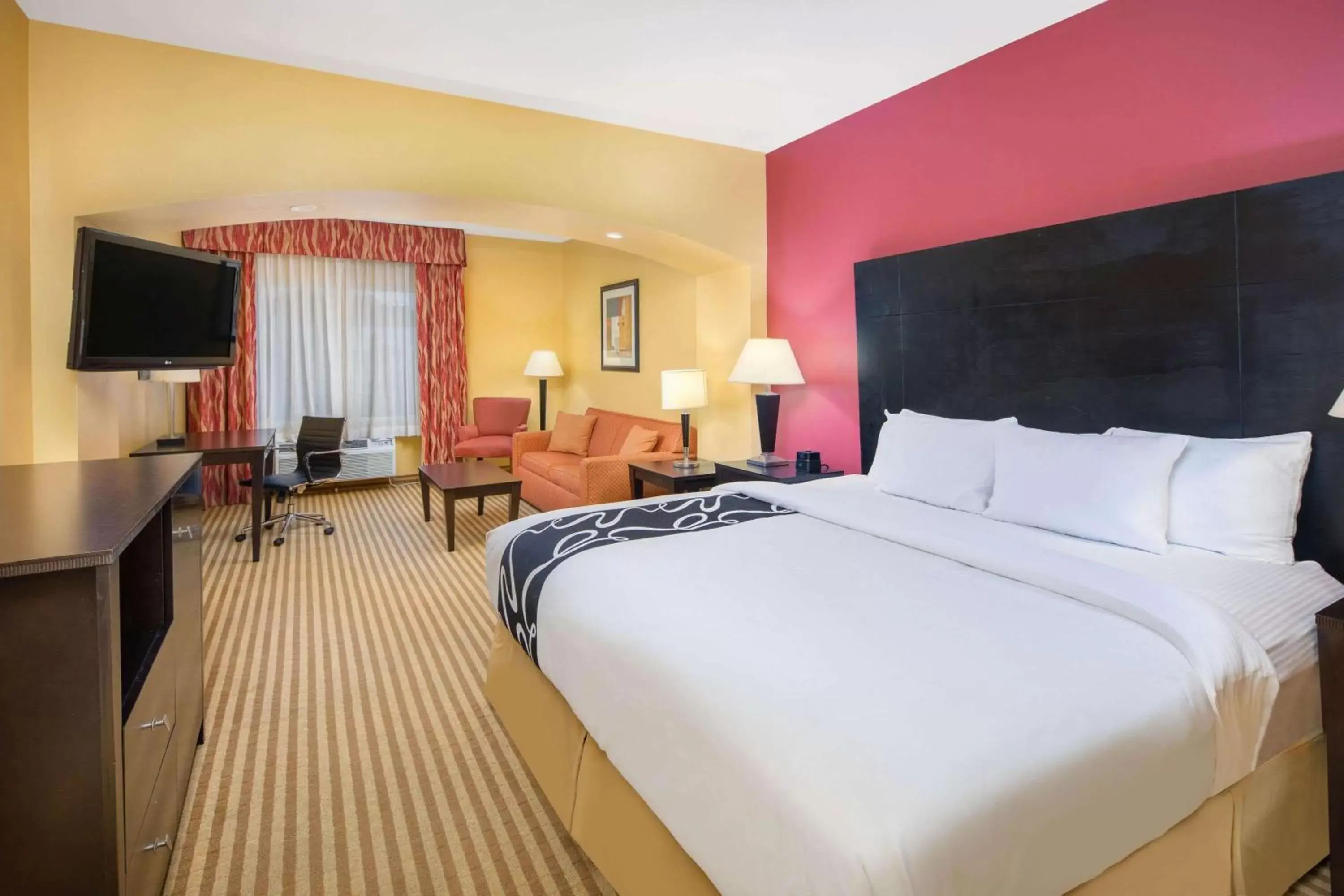 Photo of the whole room, Bed in La Quinta by Wyndham Atlanta Union City