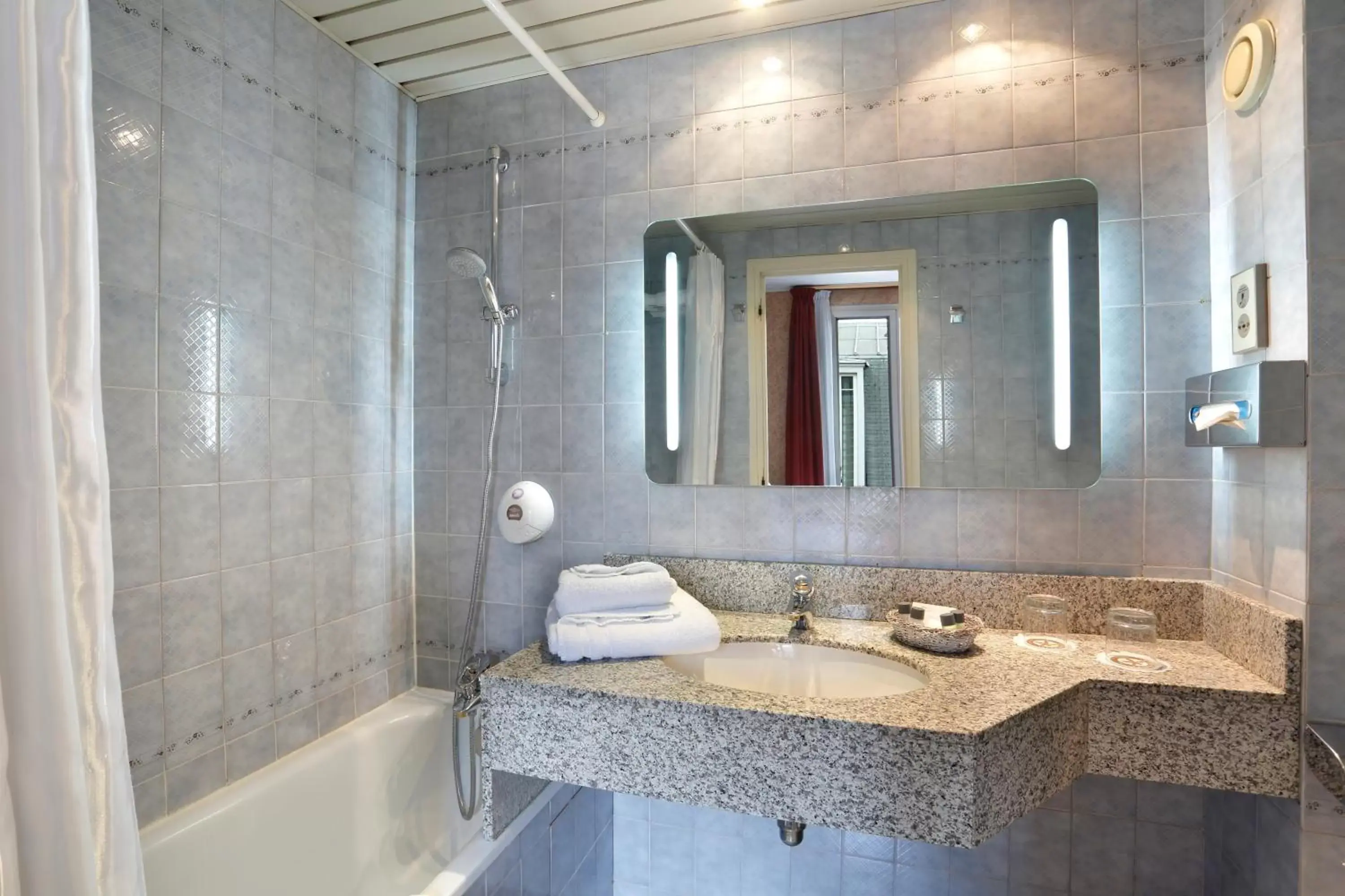 Bathroom in Hotel Paix Republique