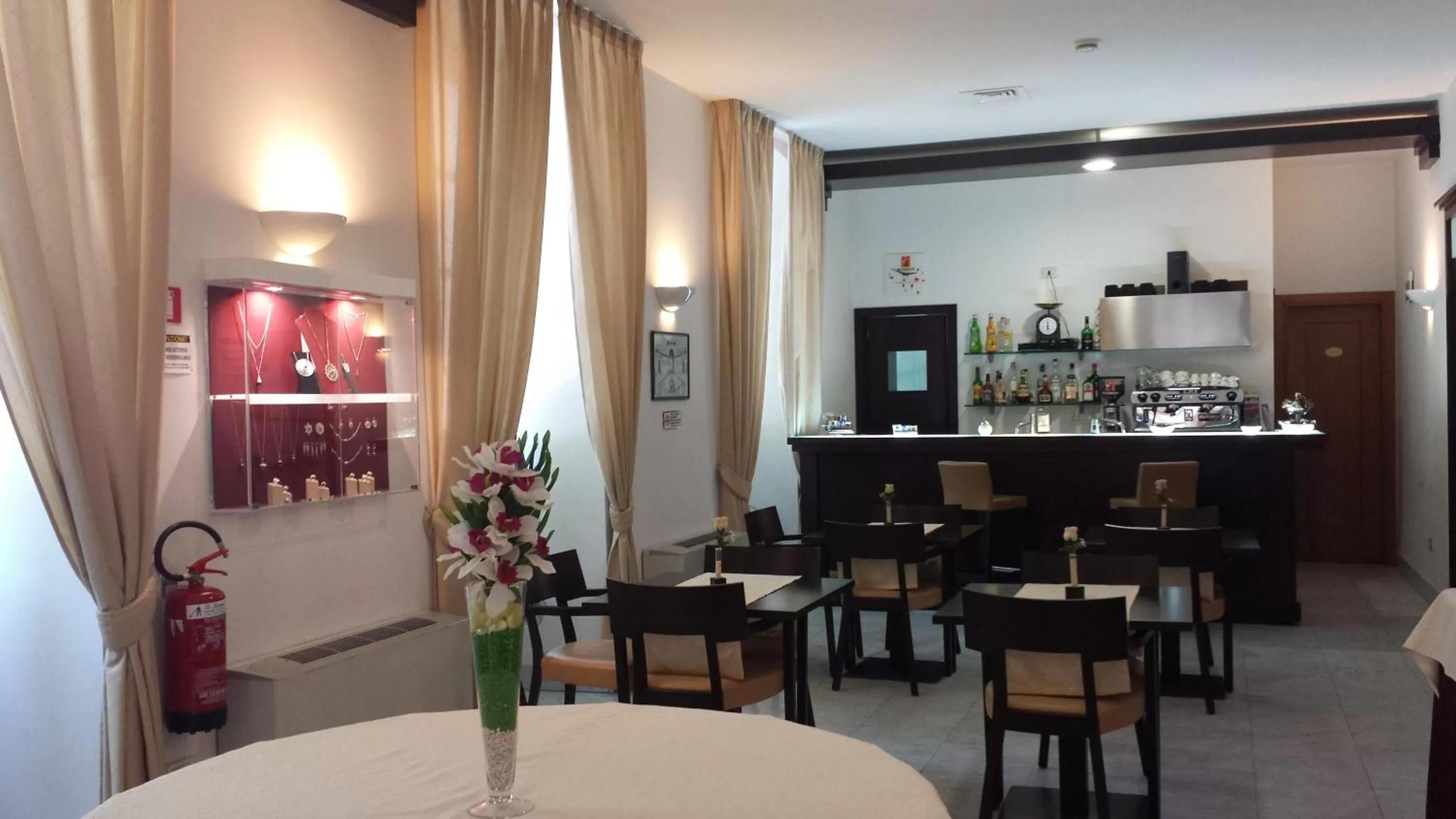 Communal lounge/ TV room in Hotel Due Colonne