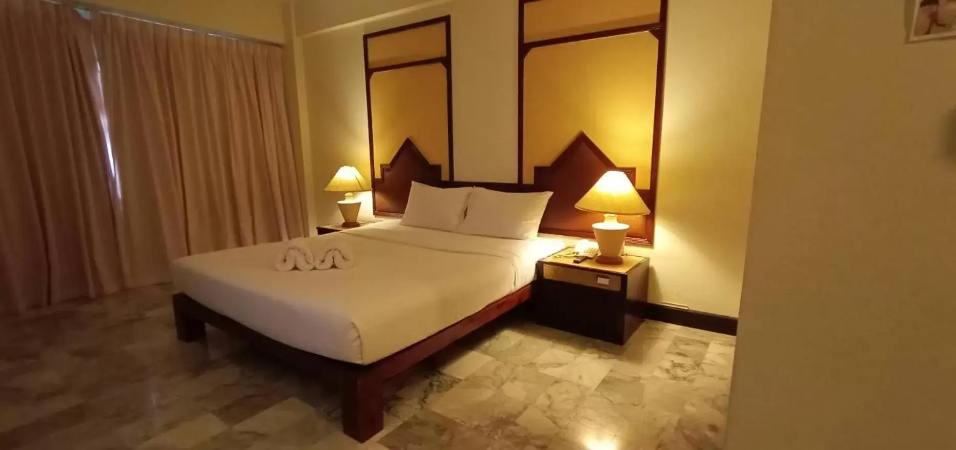 Bed in Seeharaj Hotel