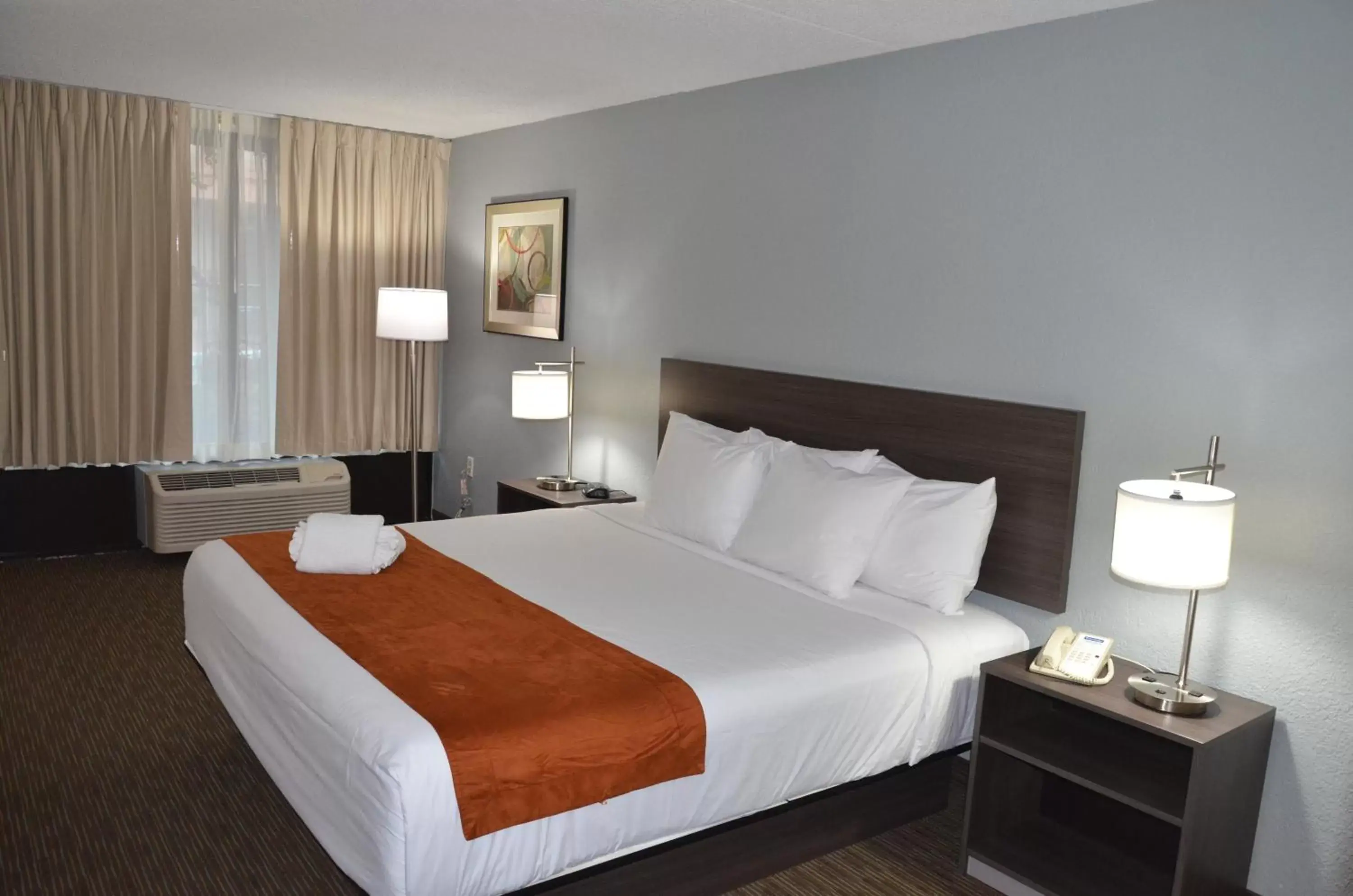 Bedroom, Bed in Days Inn & Suites by Wyndham Orlando Airport