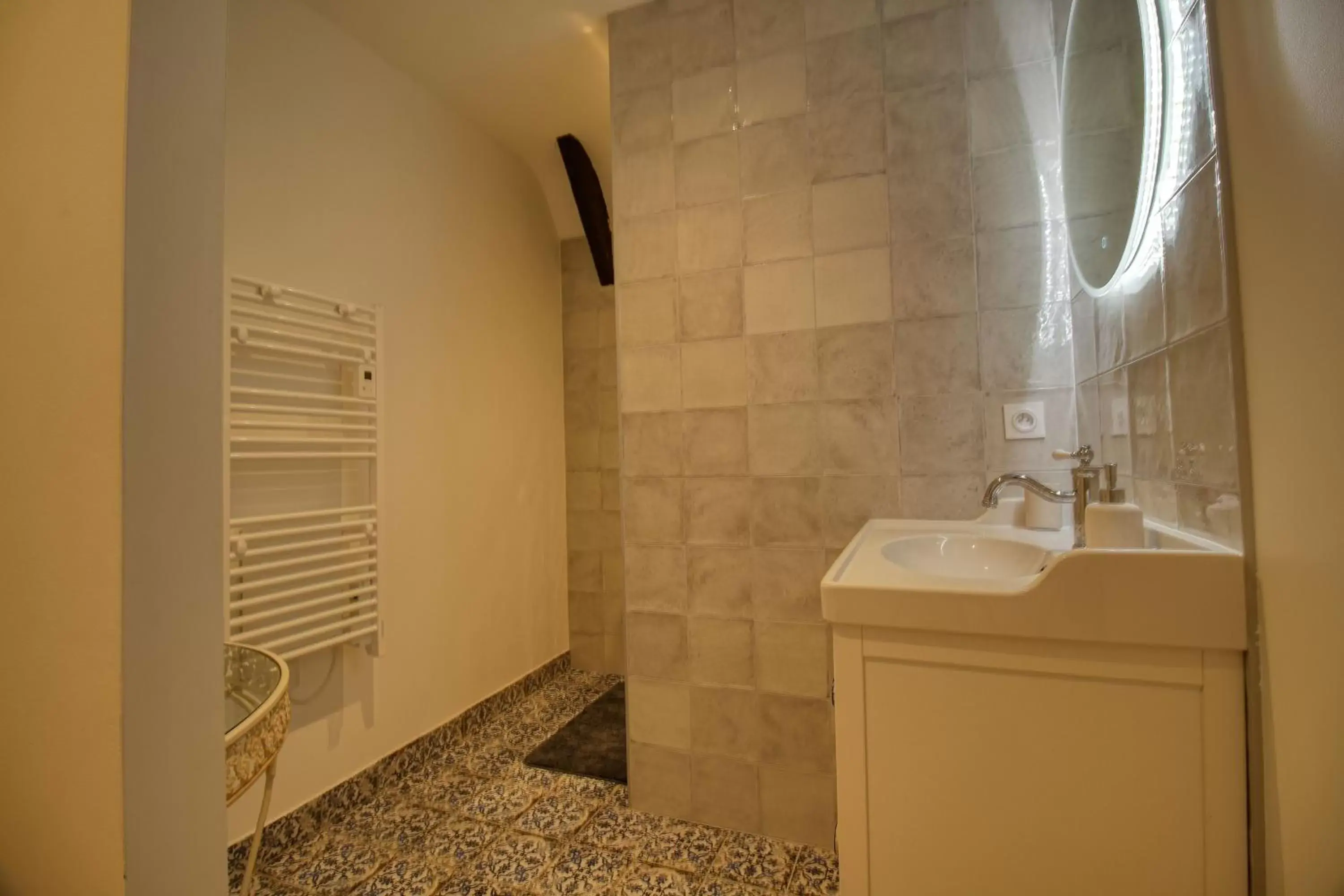 Bathroom in KERBELEG, ferme-manoir du XVè siècle, chambres grand confort