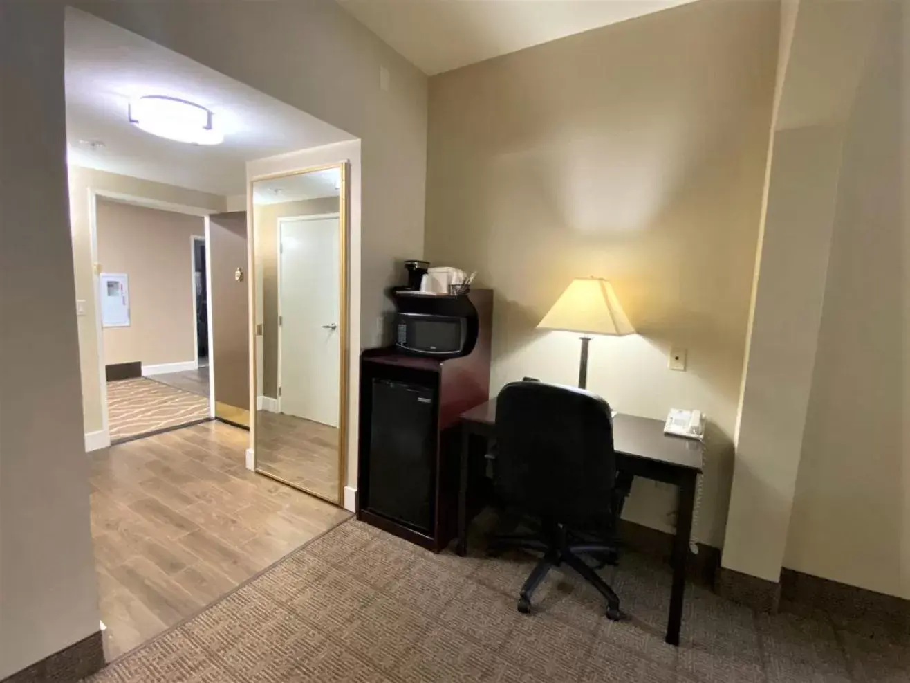 Coffee/tea facilities, TV/Entertainment Center in Comfort Suites Tulare