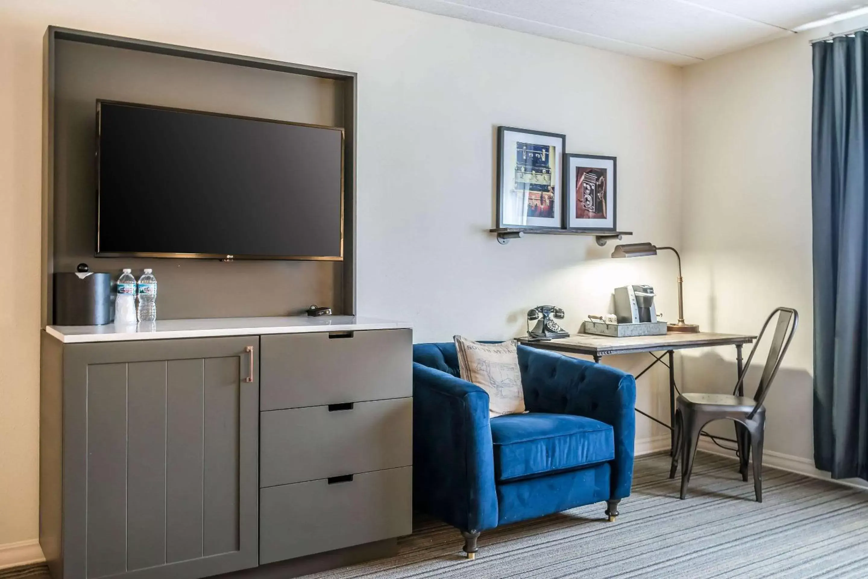 Photo of the whole room, TV/Entertainment Center in enVision Hotel Saint Paul South