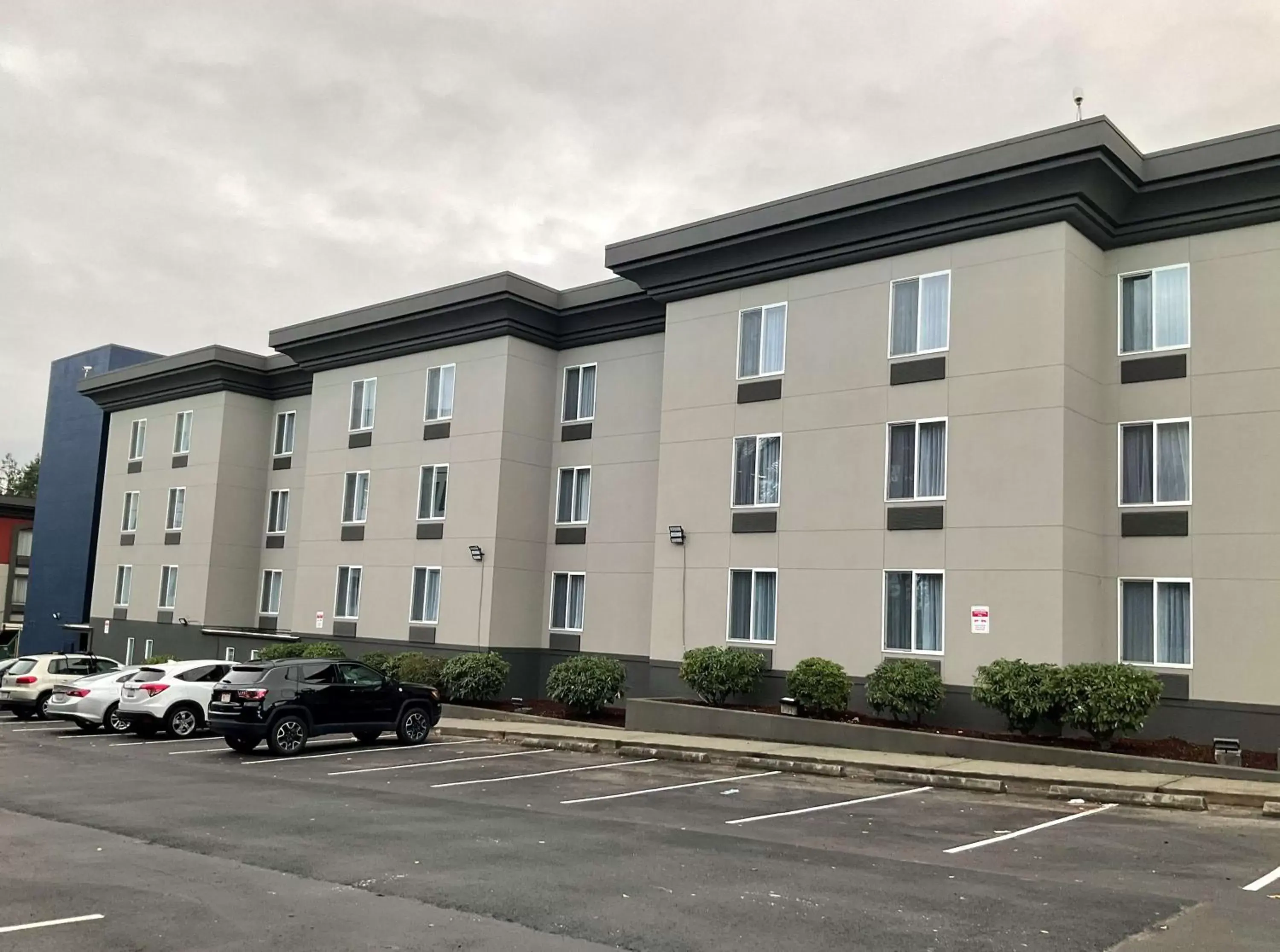 Property Building in SureStay Plus Hotel by Best Western SeaTac Airport