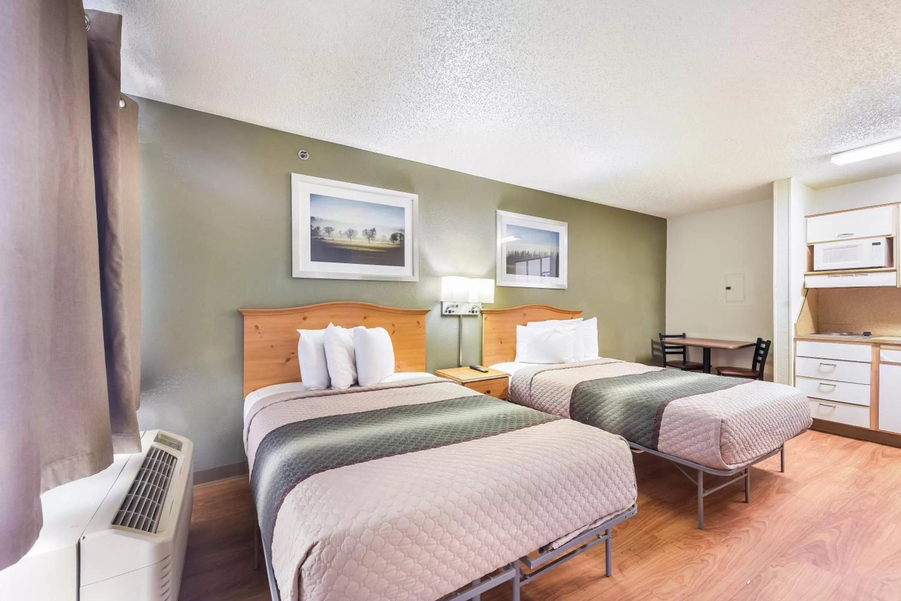 Photo of the whole room, Bed in HomeTowne Studios by Red Roof Dallas - North Addison - Tollway