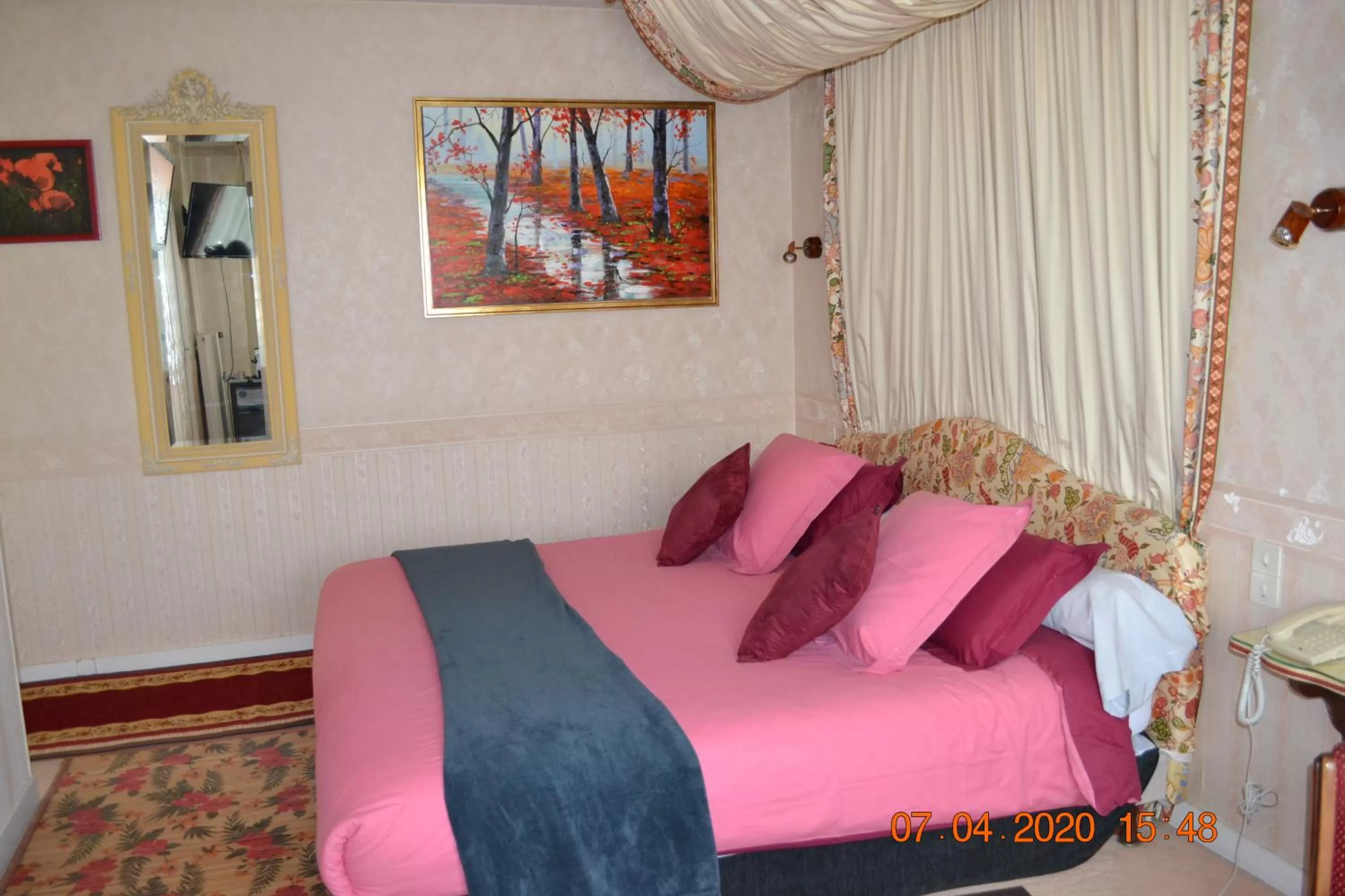 Bed in Hôtel Le Castel