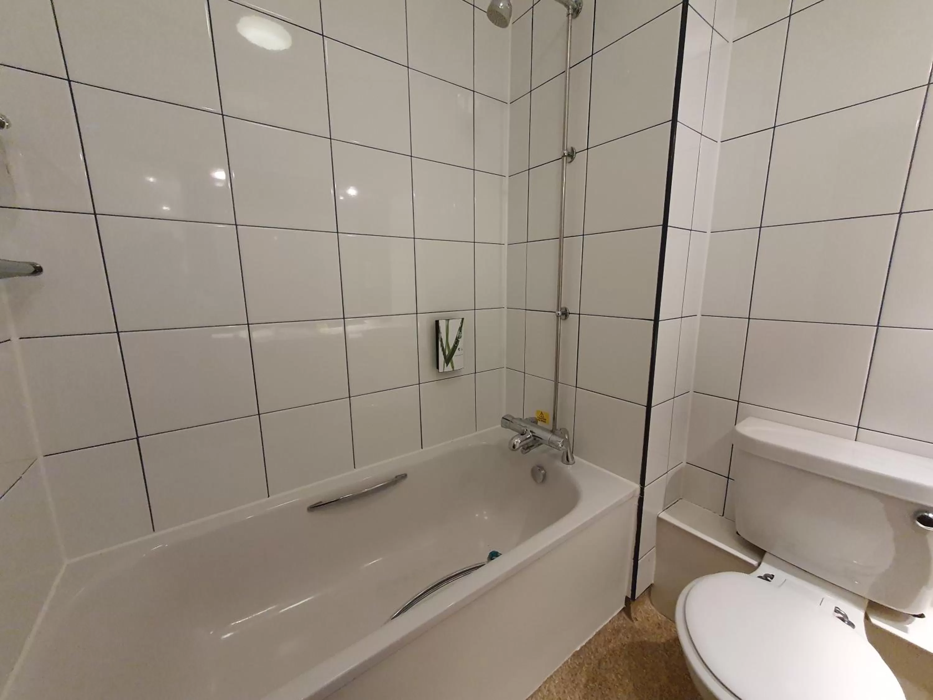 Shower in The Oakwood Hotel