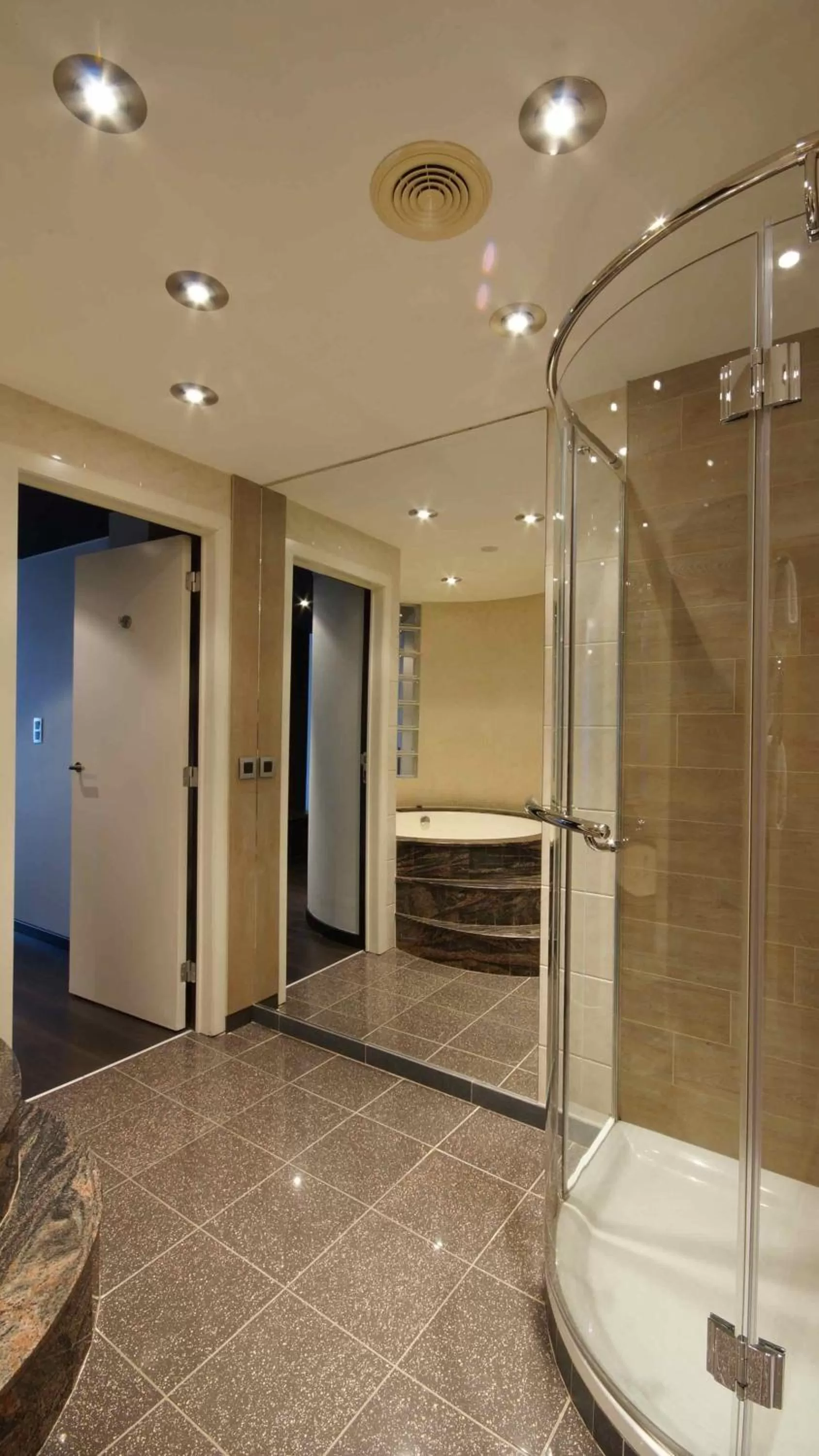 Bathroom in De Keyser Hotel