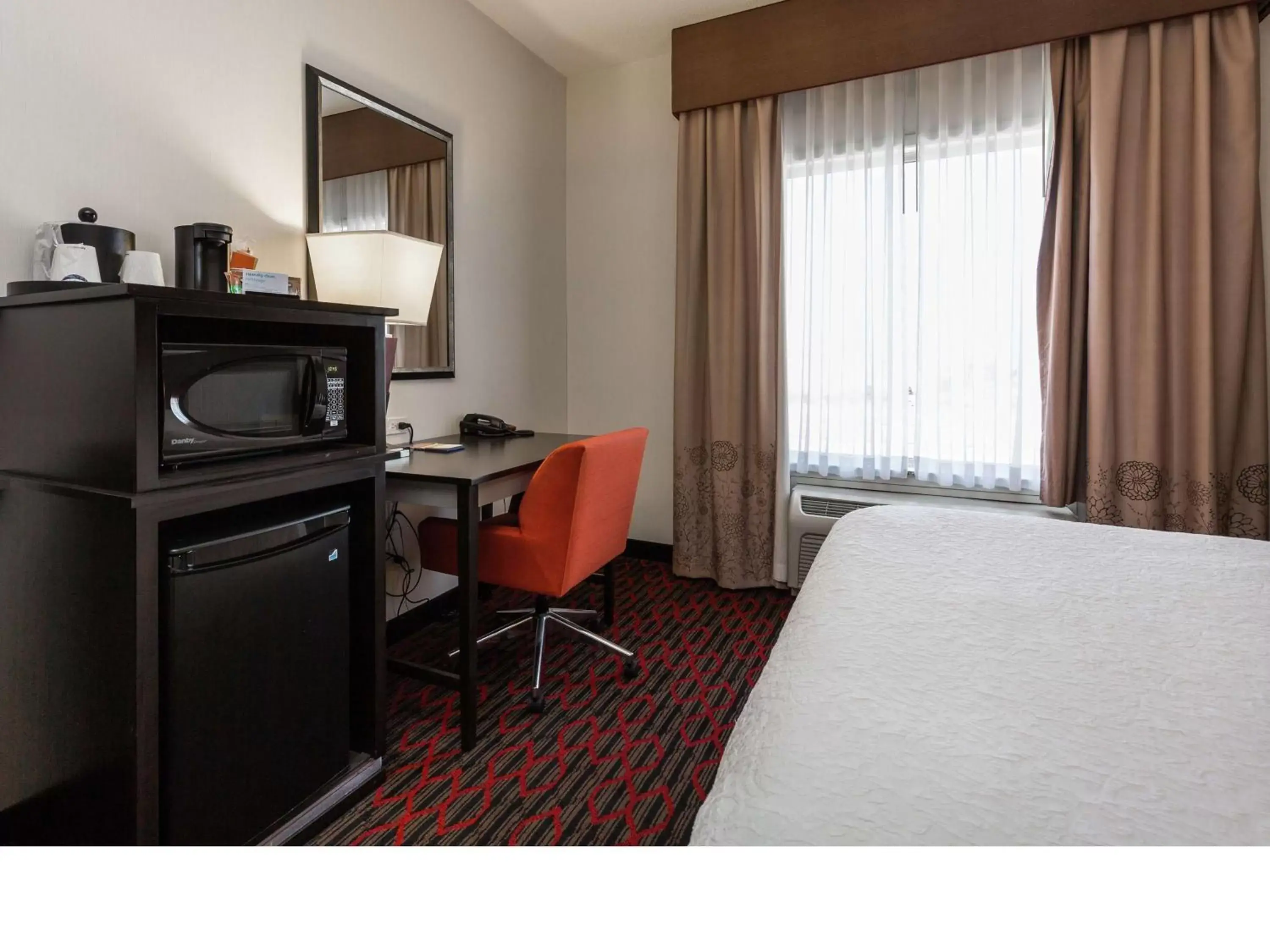 Bedroom, TV/Entertainment Center in Hampton Inn & Suites by Hilton Lethbridge