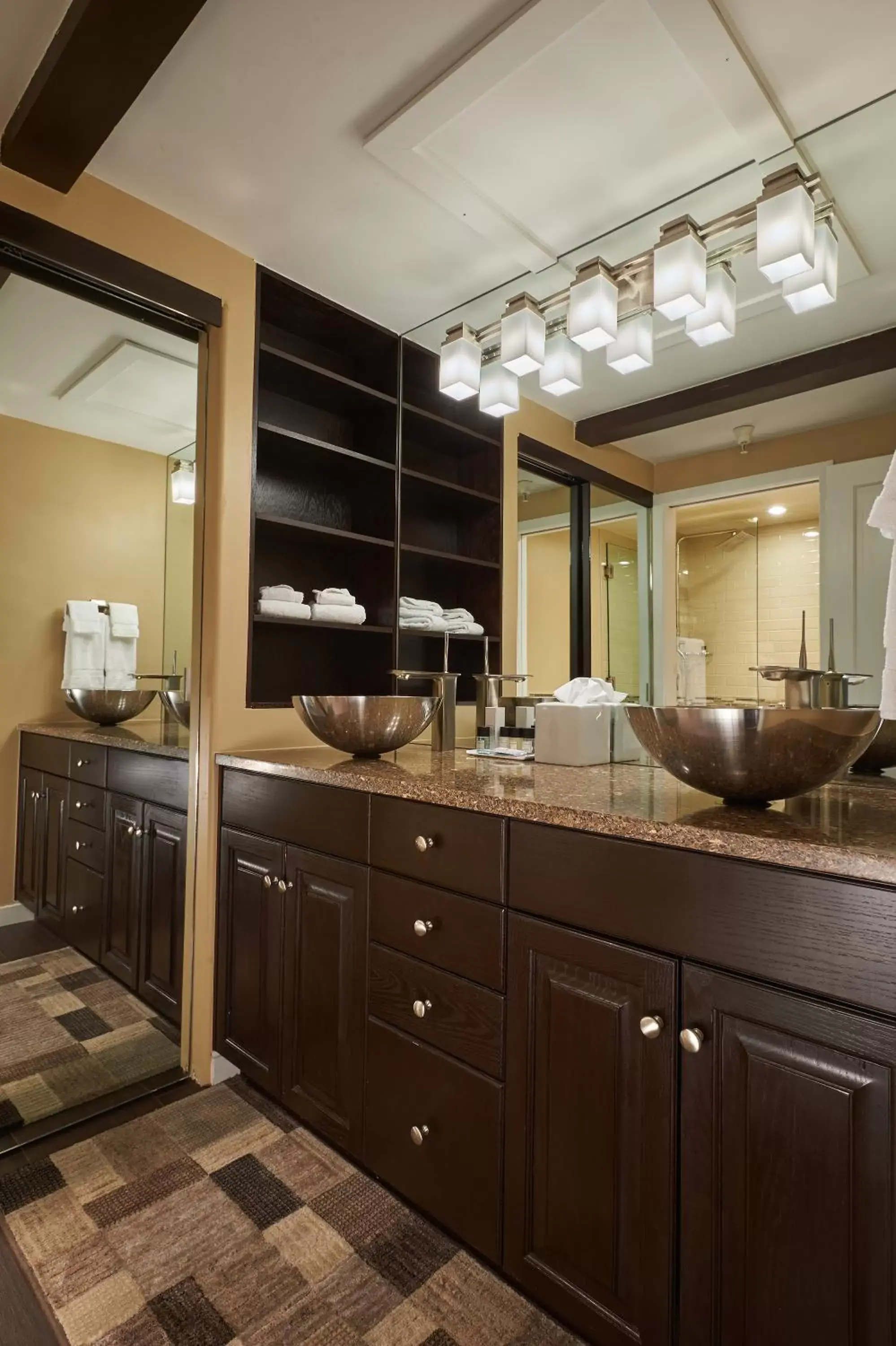 Shower, Kitchen/Kitchenette in Aspen Square Condominium Hotel