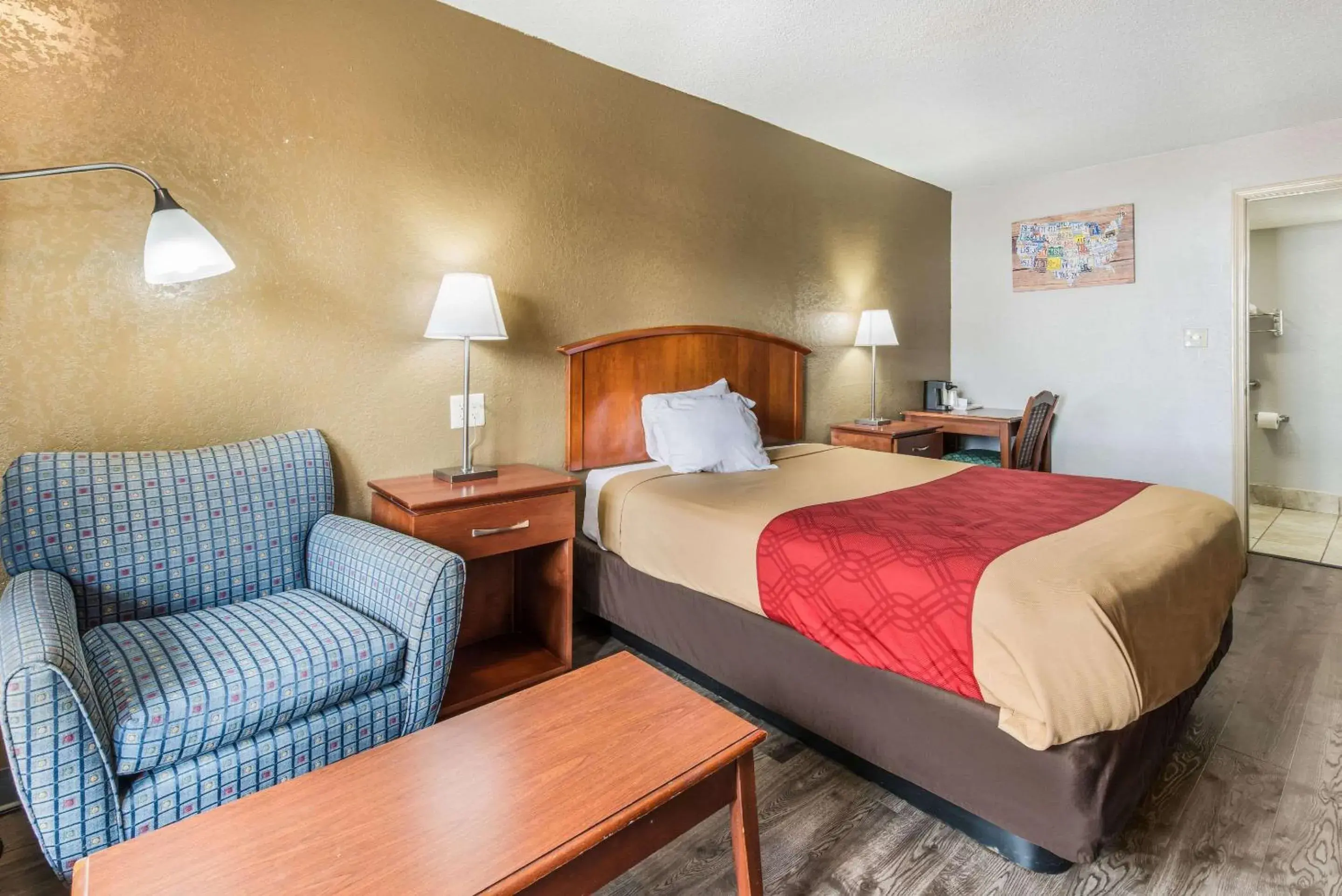 Photo of the whole room, Bed in Econo Lodge Salisbury South Photo of the whole room, Bed in Econo Lodge Salisbury South