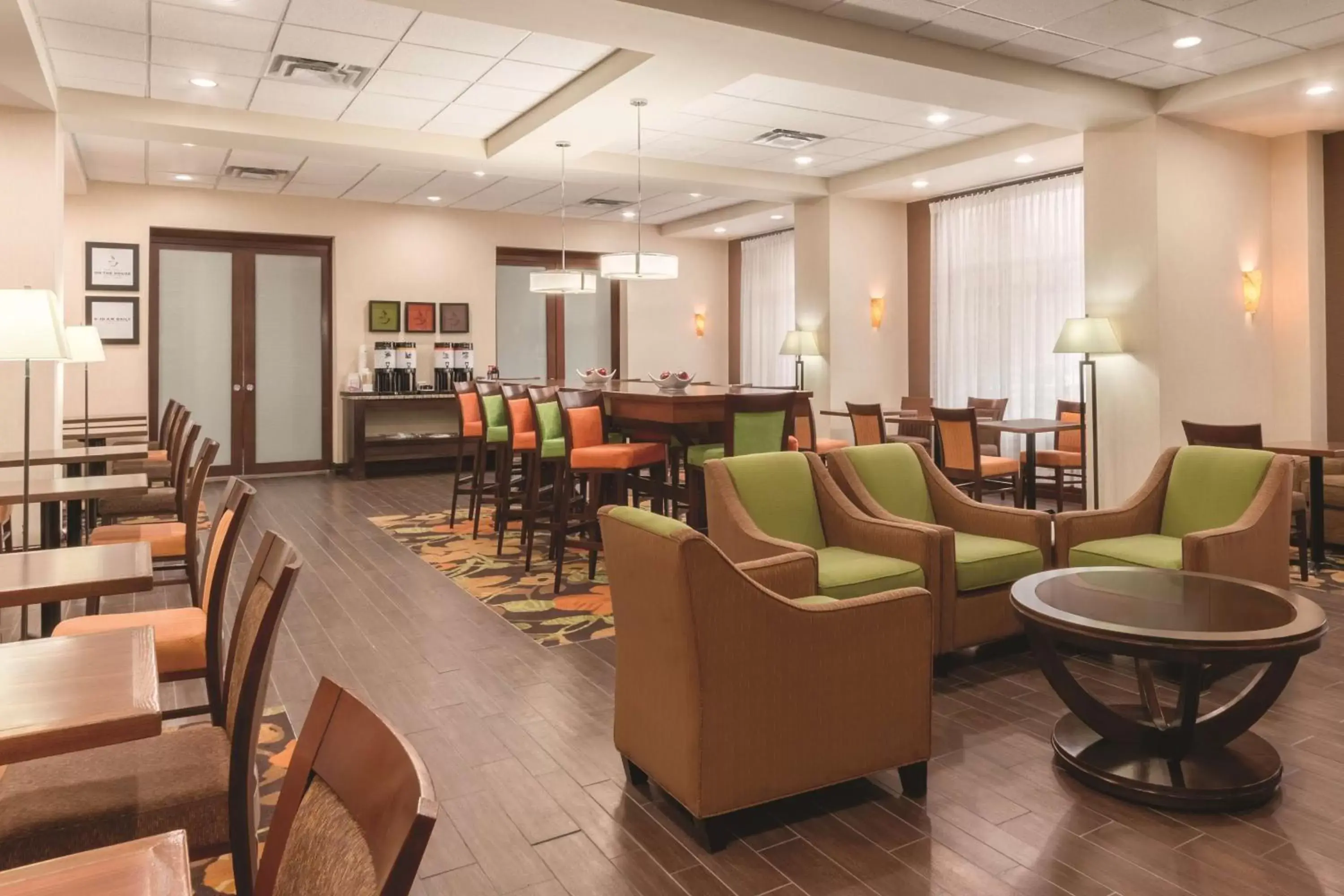 Lobby or reception, Lounge/Bar in Hampton Inn by Hilton Edmonton South