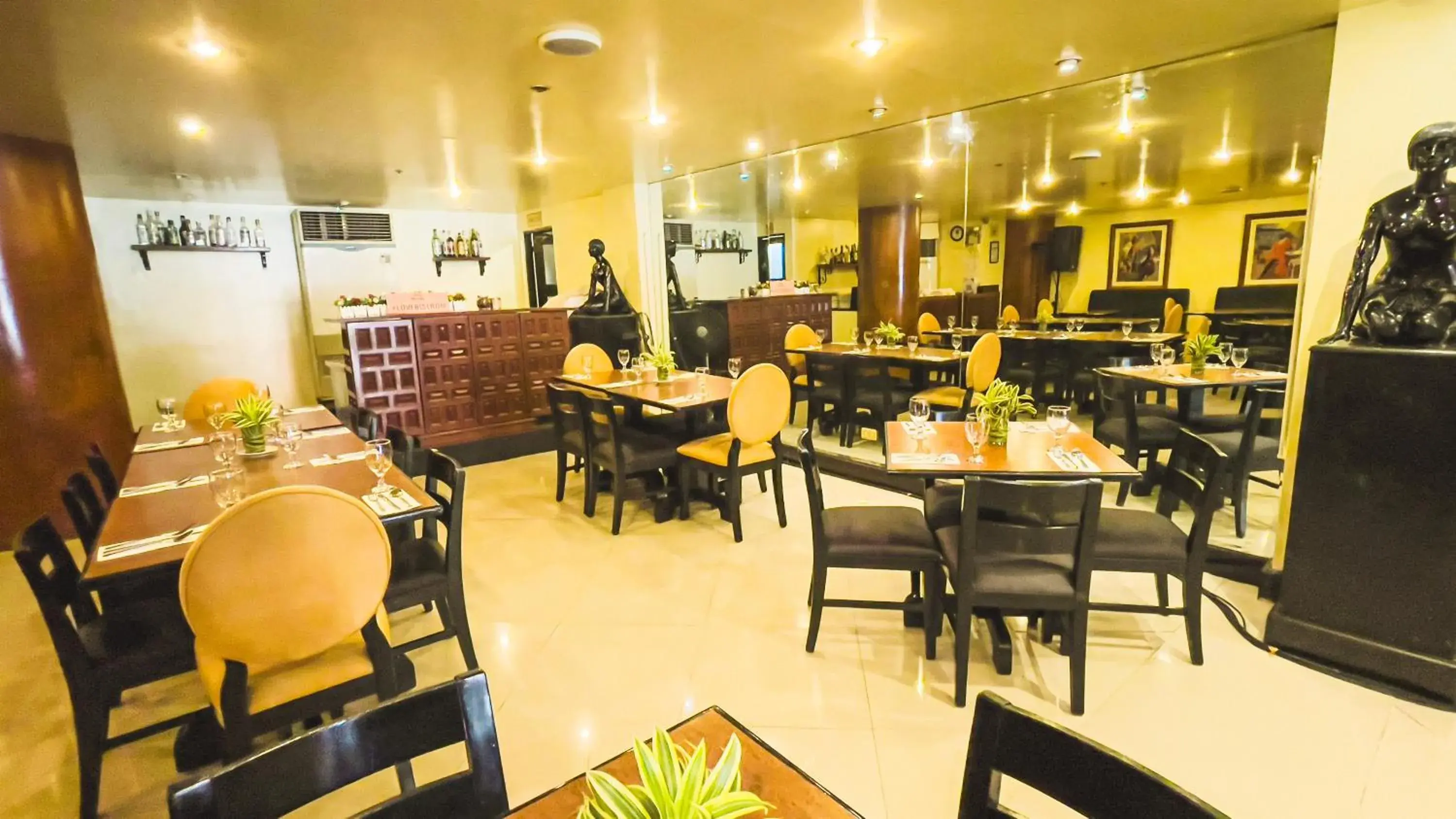 Restaurant/Places to Eat in Miramar Hotel