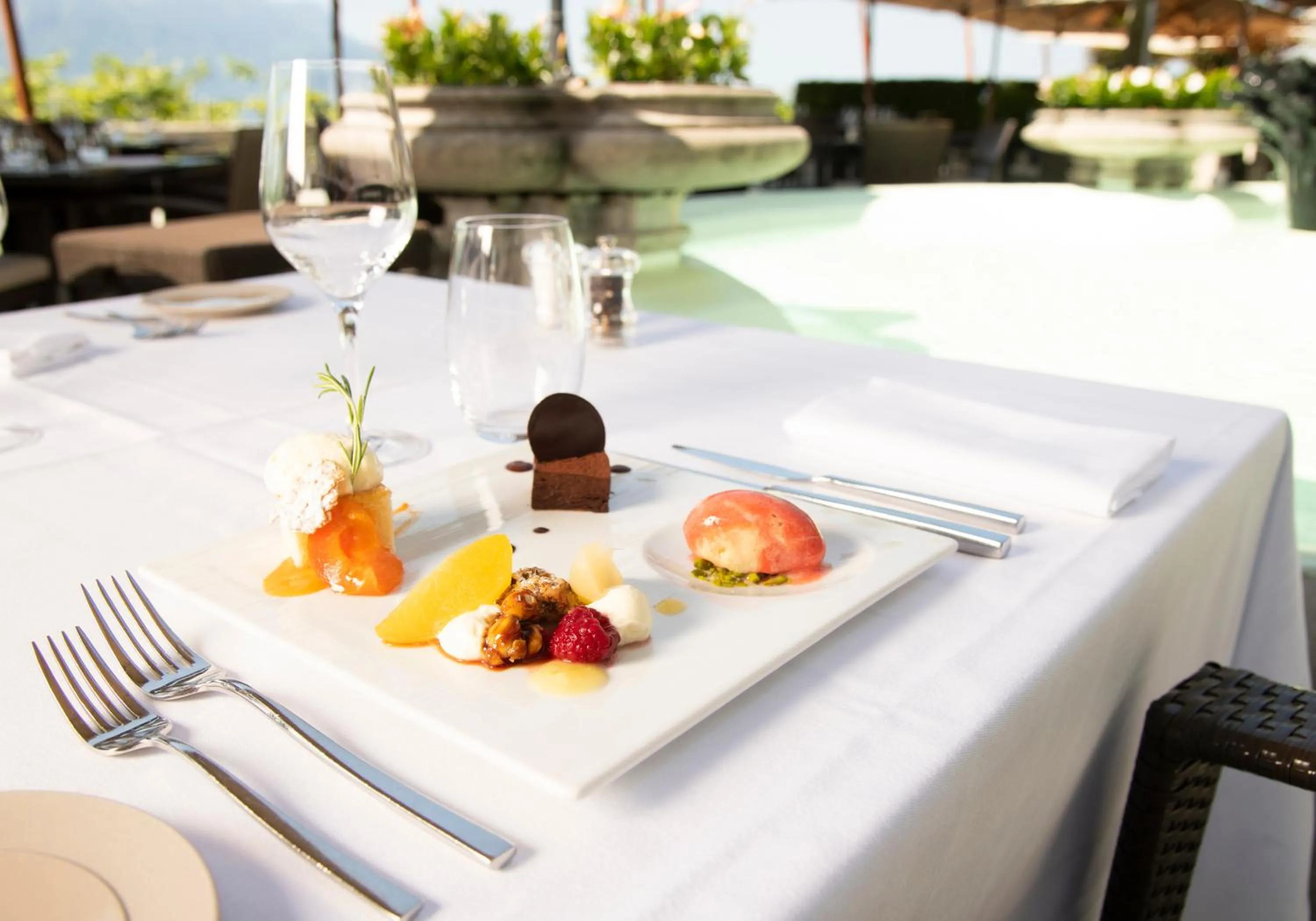 Restaurant/places to eat in Hôtel Des Trois Couronnes & Spa - The Leading Hotels of the World