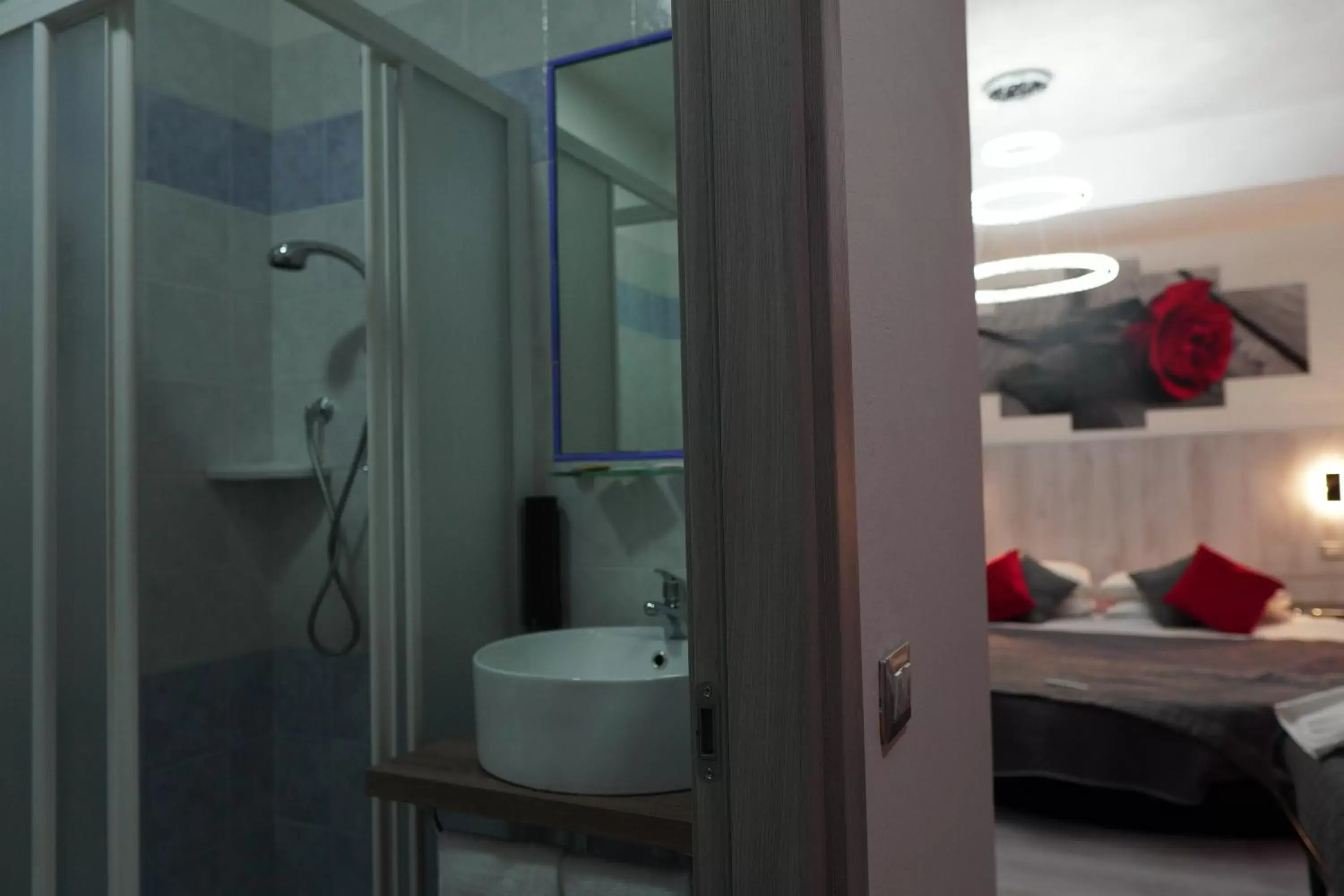 Shower, Bathroom in Hotel Canarino