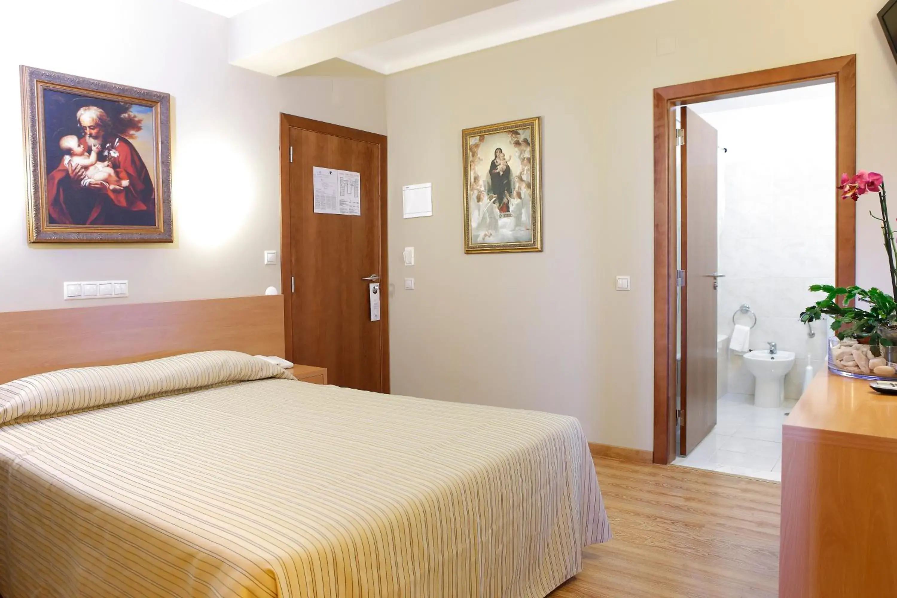 Shower, Bed in Domus Pacis Fatima Hotel
