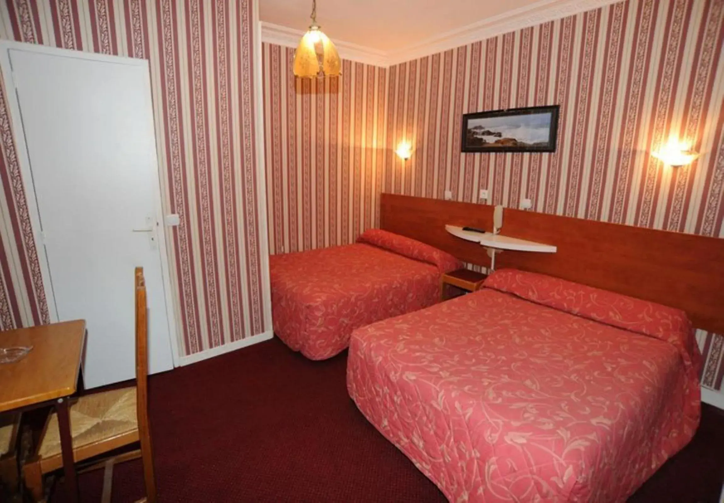 Photo of the whole room, Bed in Sully Hotel