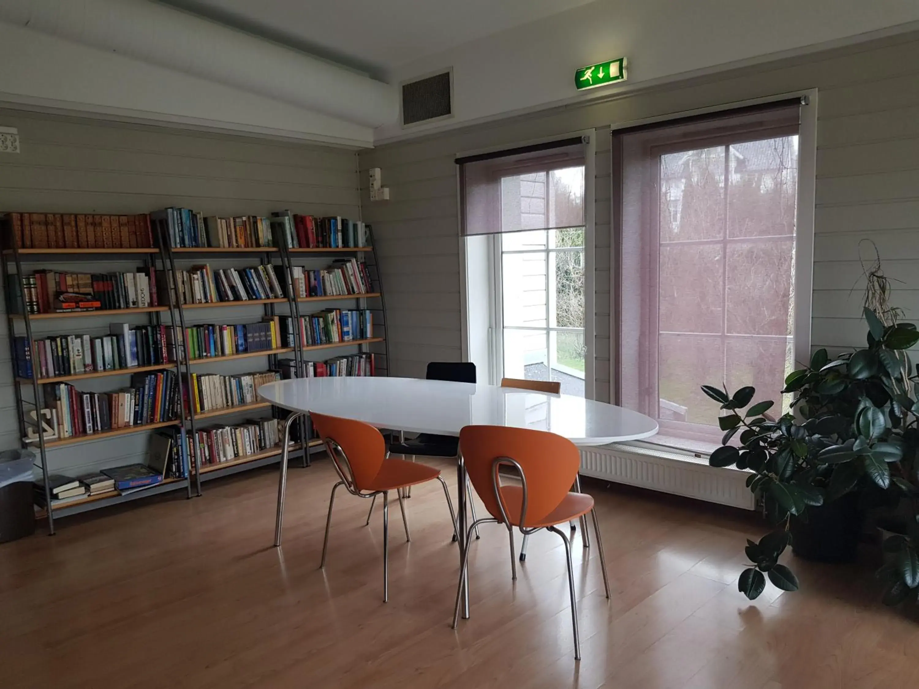 Communal lounge/ TV room, Library in Oslo Vandrerhjem Haraldsheim