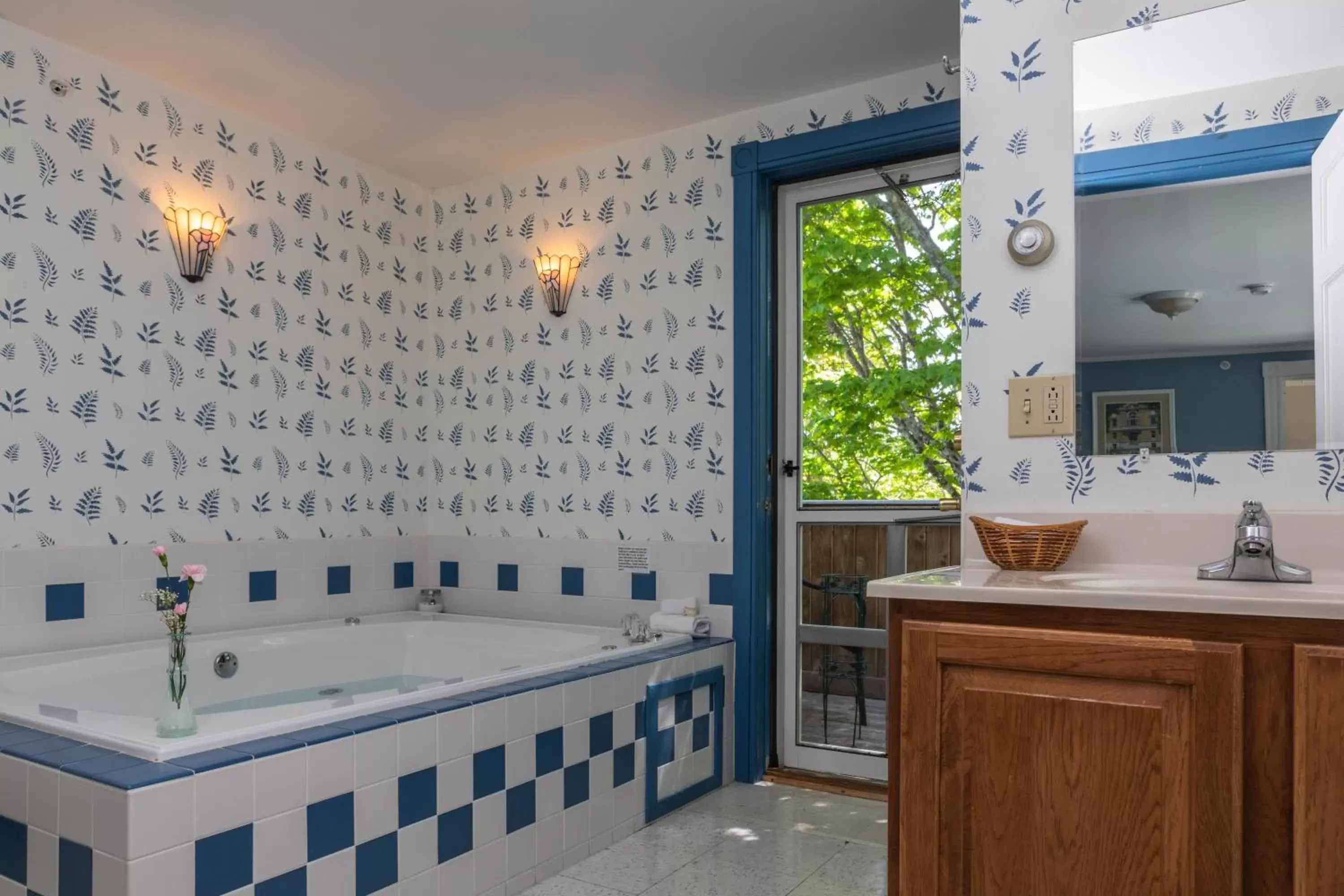 Hot Tub, Bathroom in Maple Hill Farm Inn