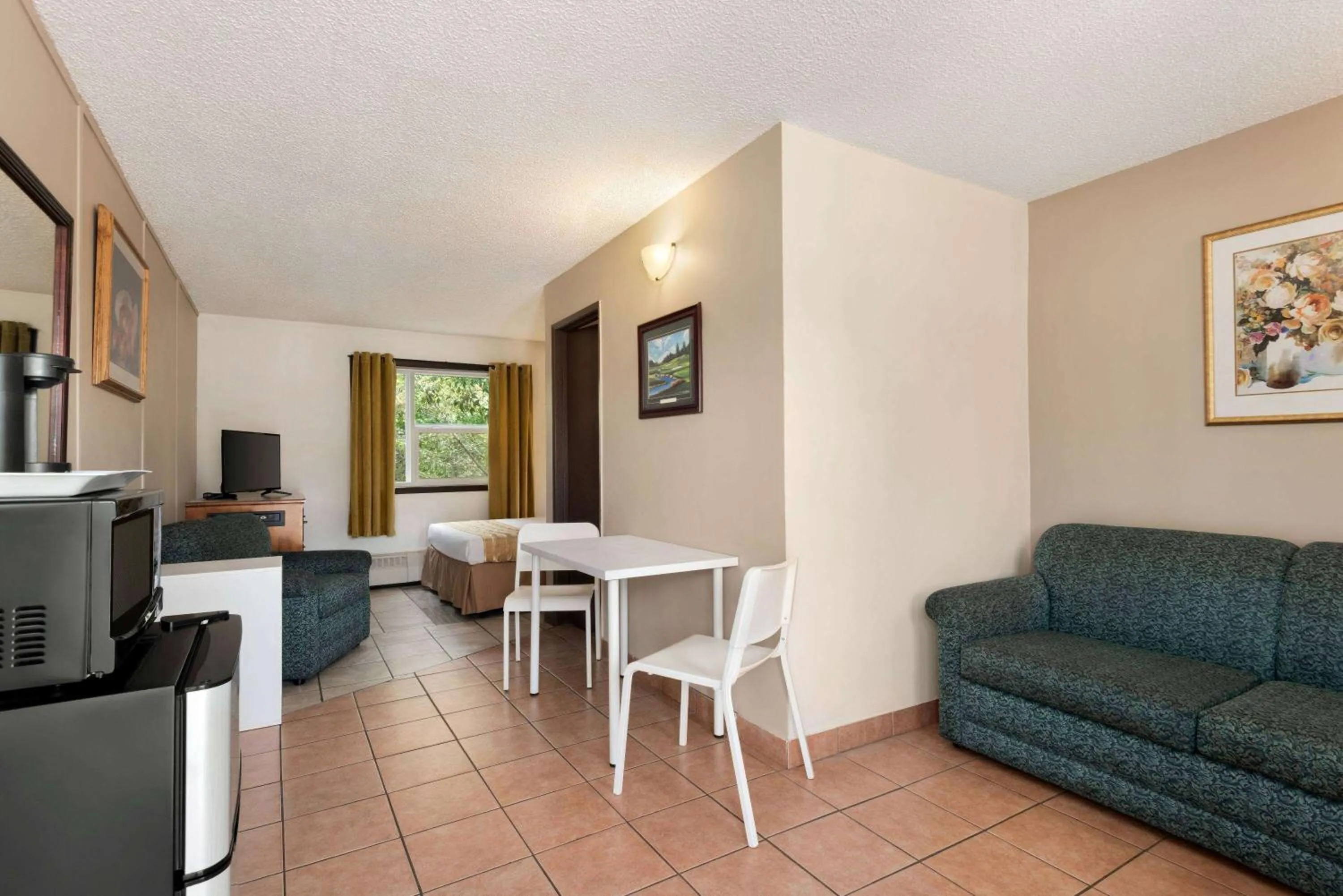 Photo of the whole room in Thriftlodge Edmonton